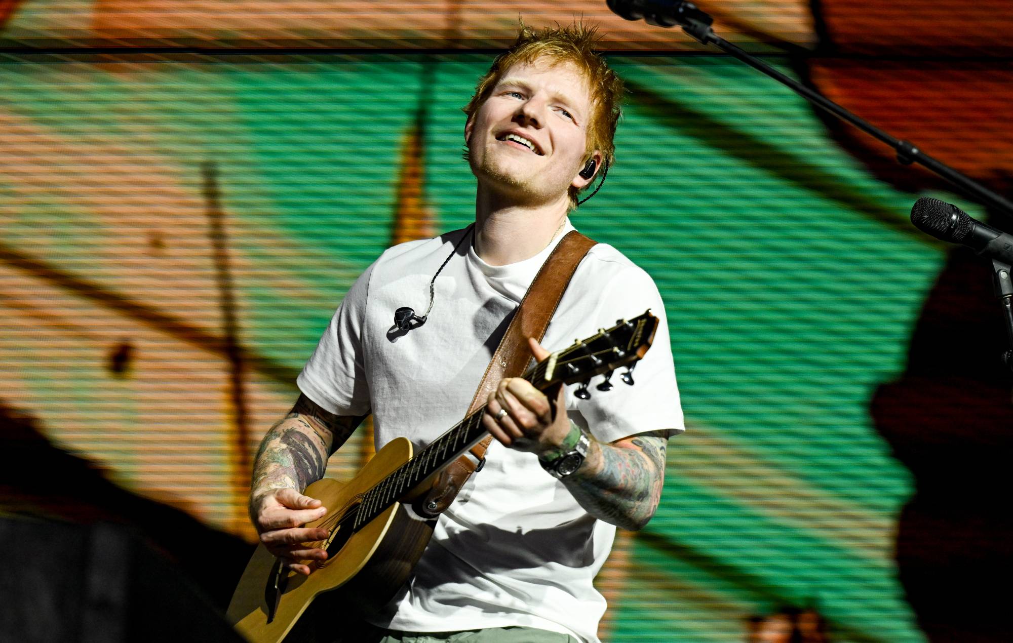 Глядзіце, як Ed Sheeran Play Impromptu Show у цэнтры горада Шэфілд