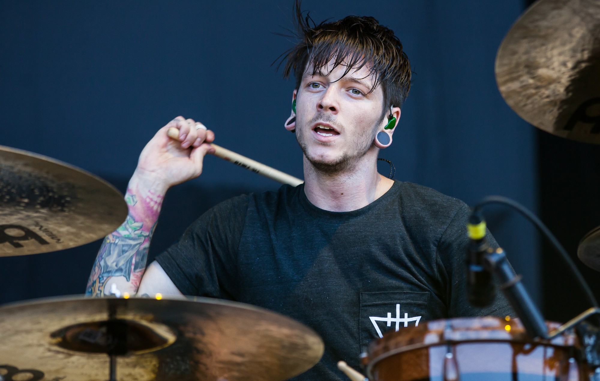 Д'ябал носіць заснавальнік Prada Drummer Дэніэл Уільямс і музычны агент -ветэран Дэйв Шапіра сярод смяротных выпадкаў у авіякатастрофе Сан -Дыега