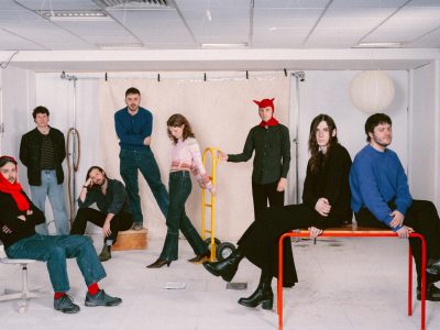 Супрацьстаянне Avant-Folk сустракаецца з поп-прастатой у гукавым узросце