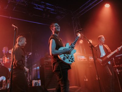 MacCabees робіць доўгачаканае жывое вяртанне з інтымнай лонданскай дабрачыннай арганізацыяй