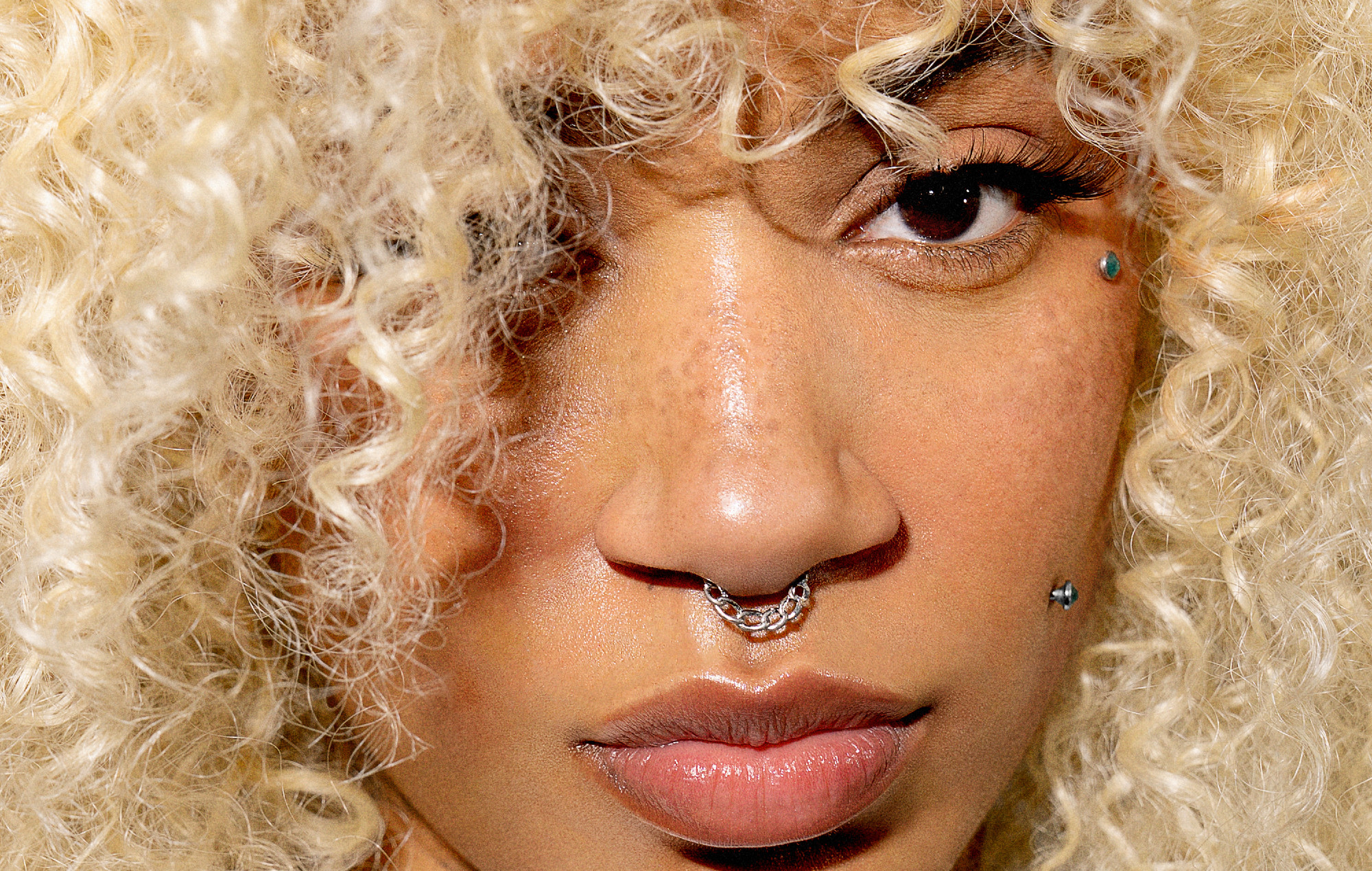 прамень святла сплайсинга праз гіперактыўны сінтэтычны хаос