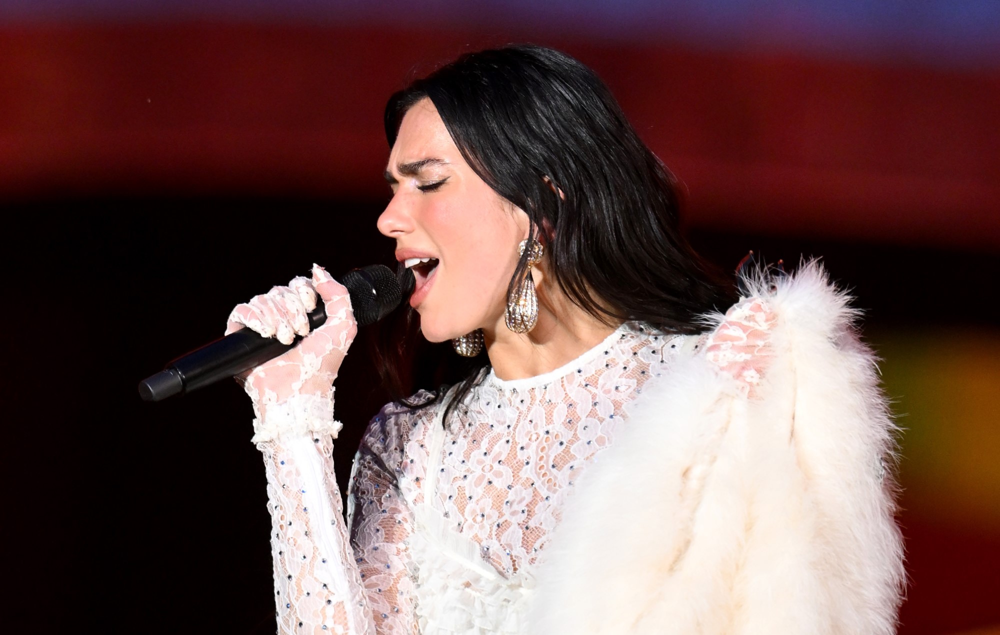Dua Lipa Honors Sinéad O'Connor падчас Дублінскага шоу з вокладкай "нічога не параўноўвае 2 u"
