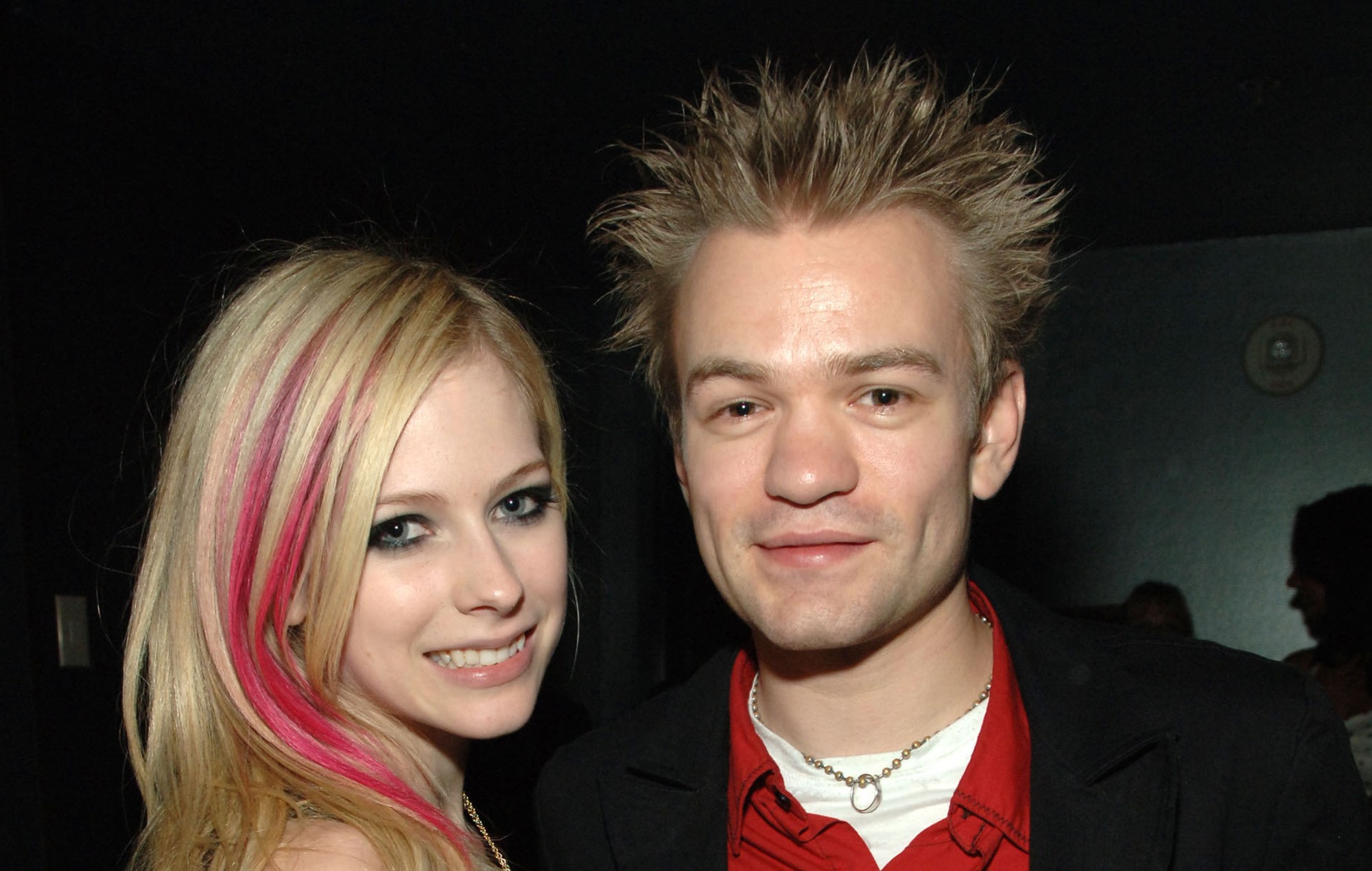Глядзіце, як Avril Lavigne ўз'яднаецца з былым мужам Дэрыкам Уайблі за "у занадта глыбокай" у суку 41 у Warped Tour