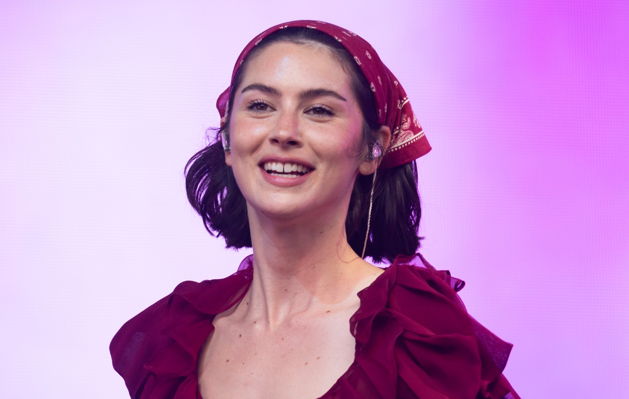 Грэйс Абрамс дастаўляе вірусны танец "Apple" у наборы Charli XCX у Glastonbury 2025