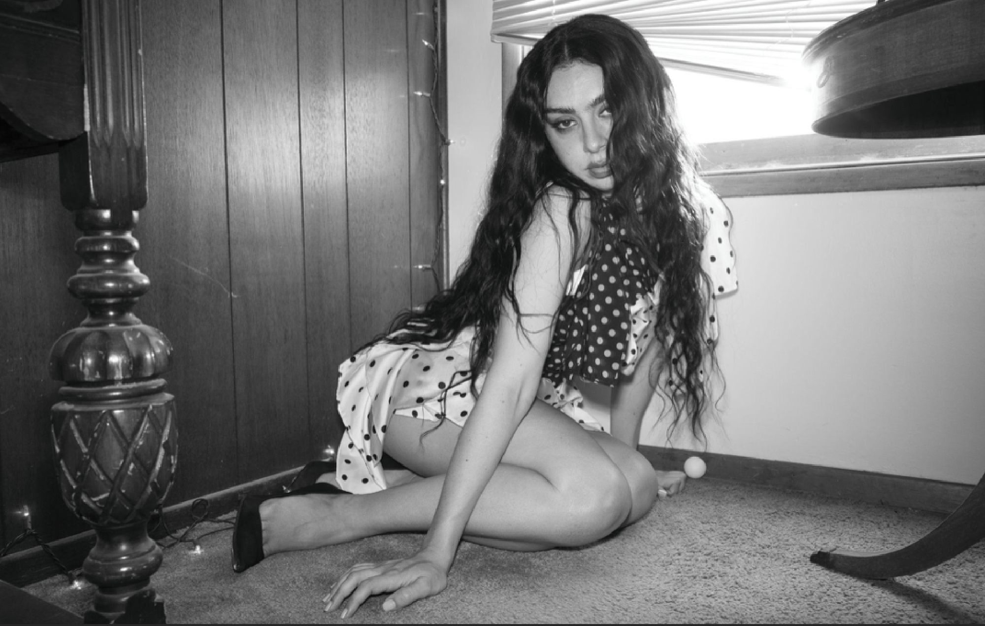 Трэнеры "Converse Girl" Чарлі XCX прыходзяць з невялікім ключом