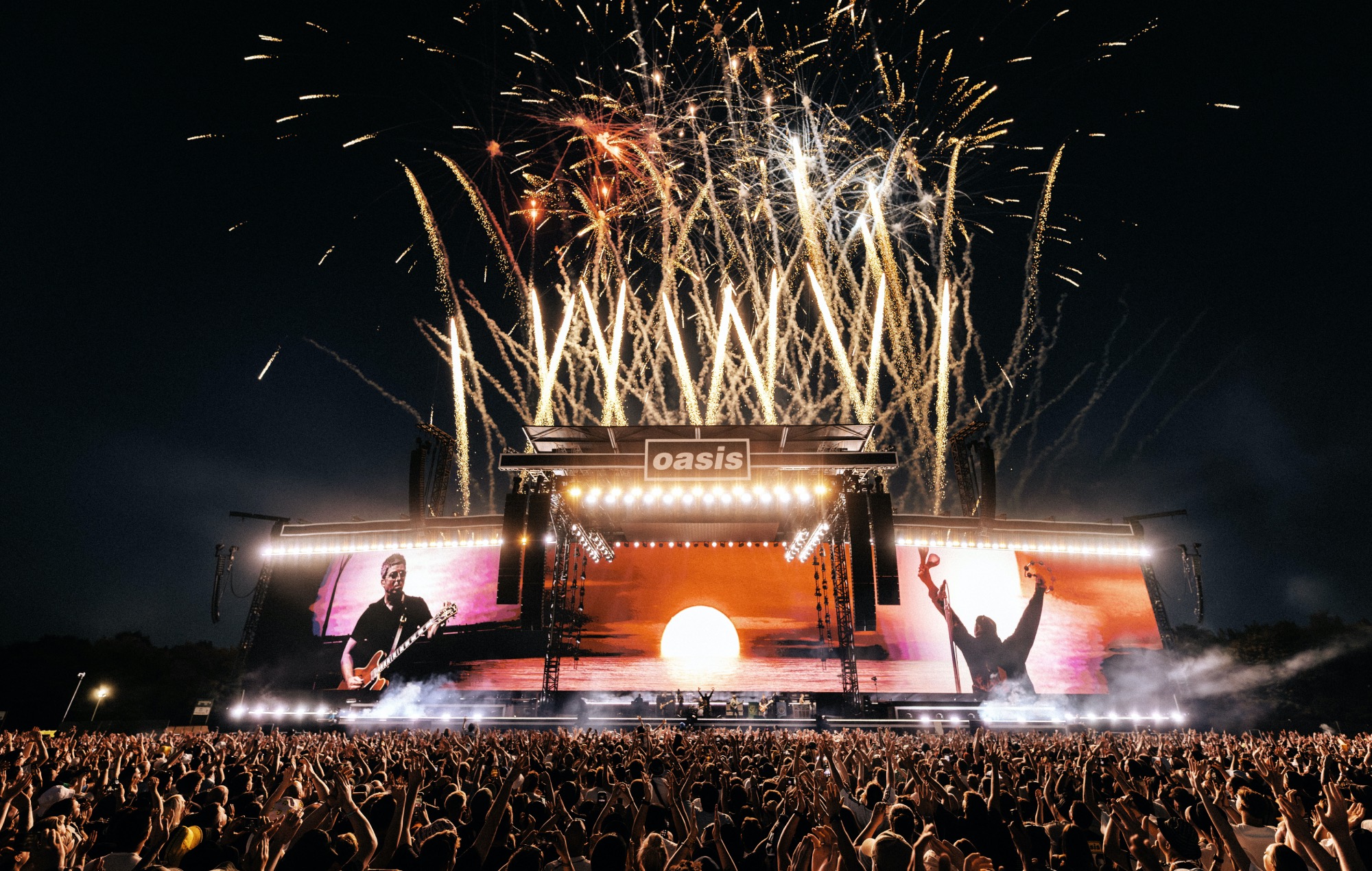 Глядзіце велізарны фінал феерверка Oasis на Манчэстэрскім Heaton Park Show