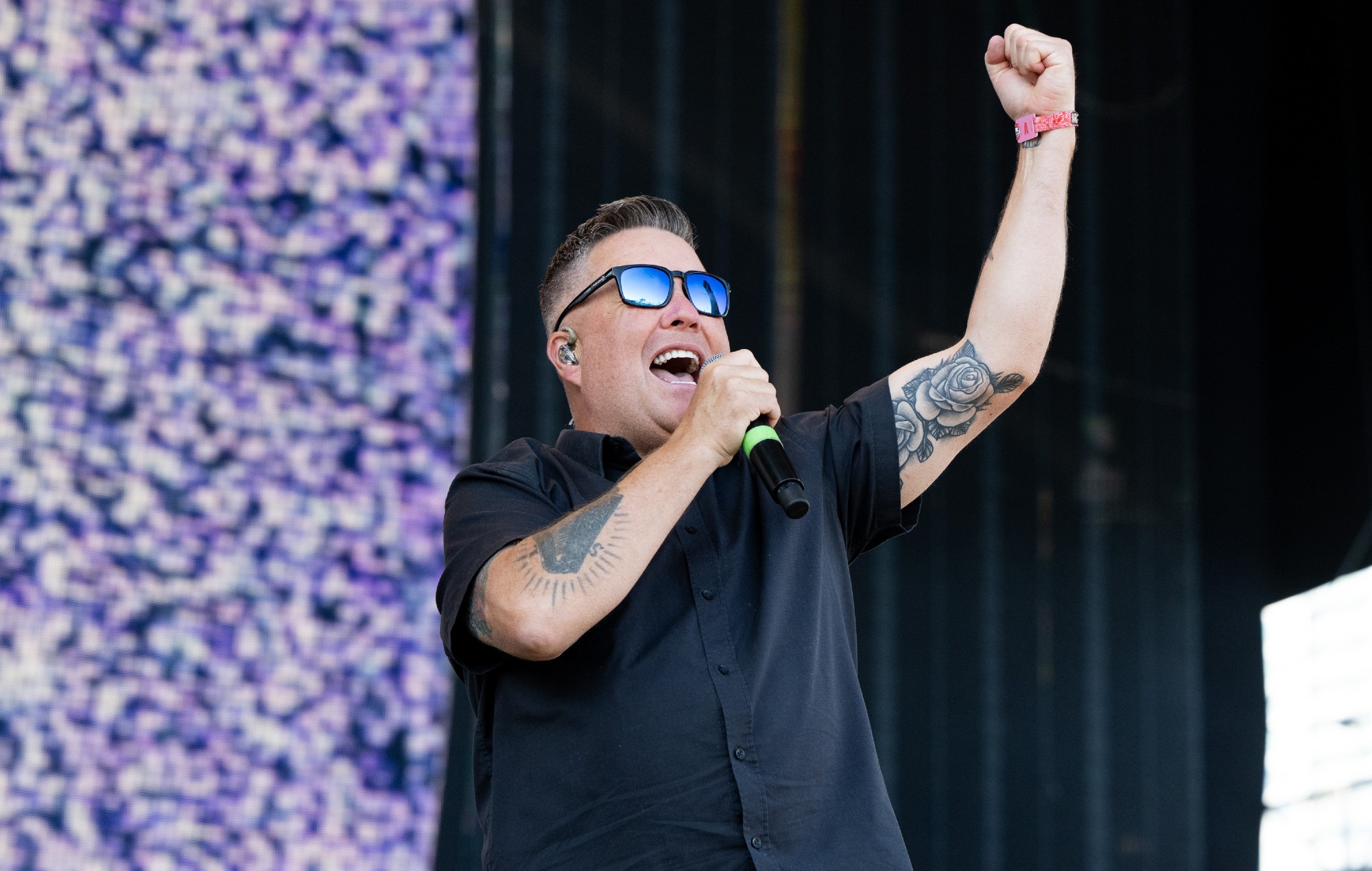 Глядзіце, як Dropkick Murphys прысвячае "няўдачніку першага класа" Дональду Трампу, "які носіць аранжавы макіяж, гадзіць штаны ў падгузніках"
