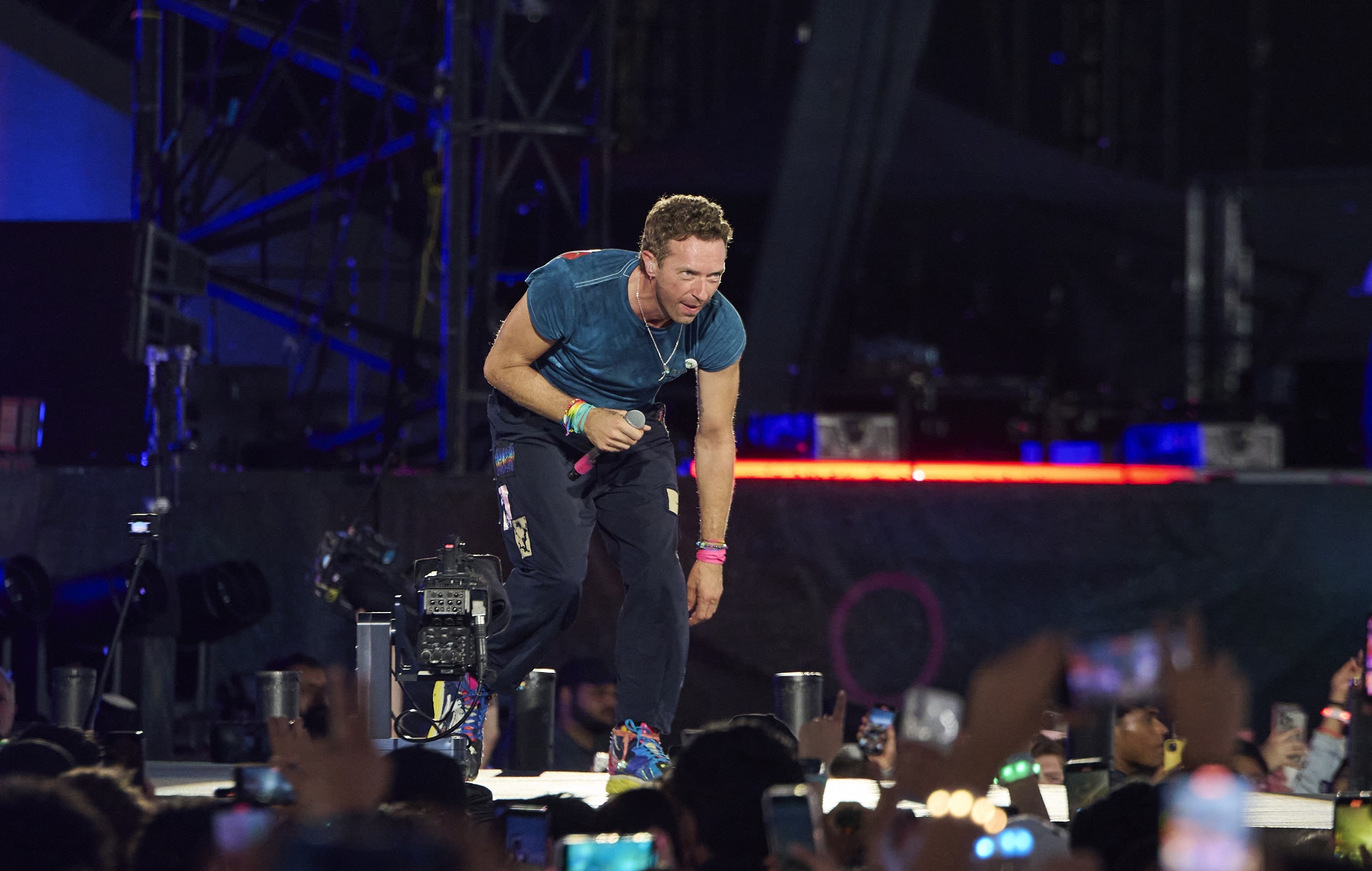 Крыс Марцін Coldplay робіць жарт "Пацалунак камера" ў першым шоў, бо вірусны інцыдэнт прывёў да адстаўкі генеральнага дырэктара тэхнічнага дырэктара
