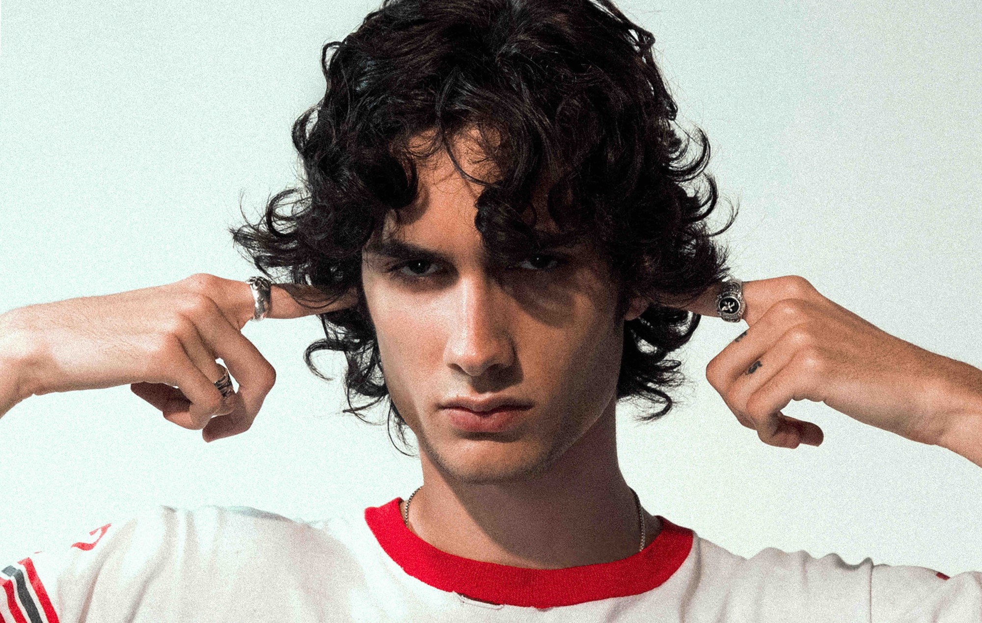 Сомбр - "Я ледзь ведаю яе" агляд: Усмешлівы сумны хлопчык Поп