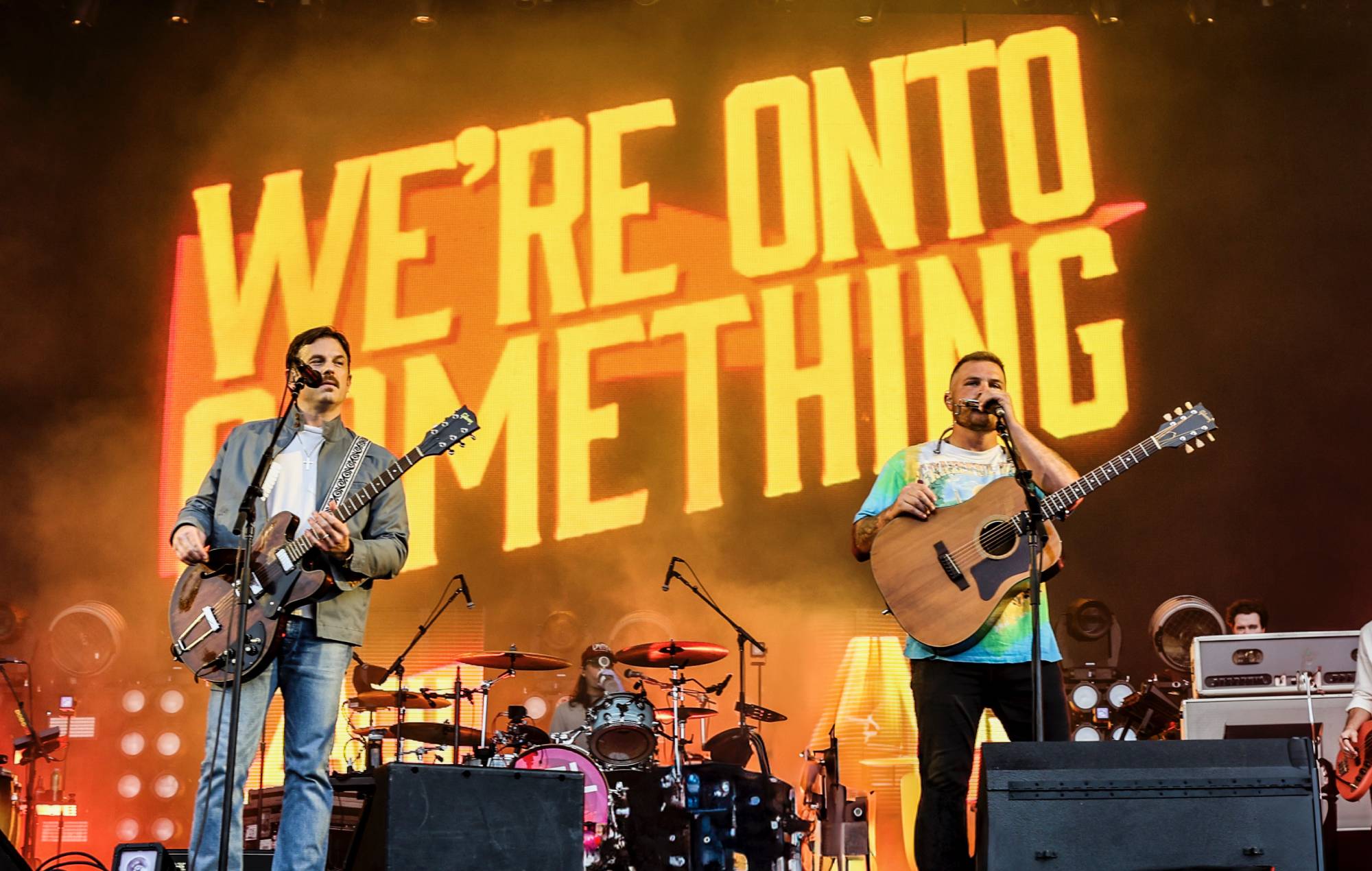 Глядзіце Kings of Leon Degut New Song "Мы нешта на чымсьці" жывіце з Закам Браянам