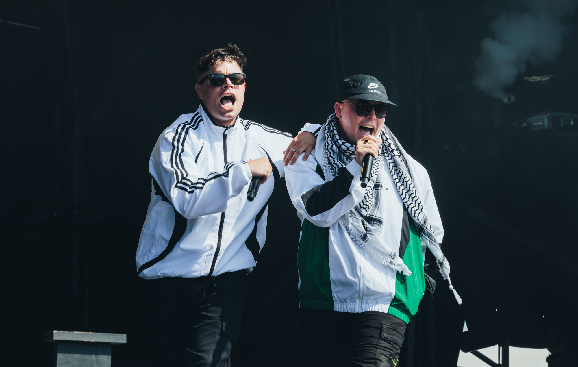 Глядзіце, як Kneecap Play Defiant Rock en Seine, як пратэстоўцы, спроба сарваць шоў