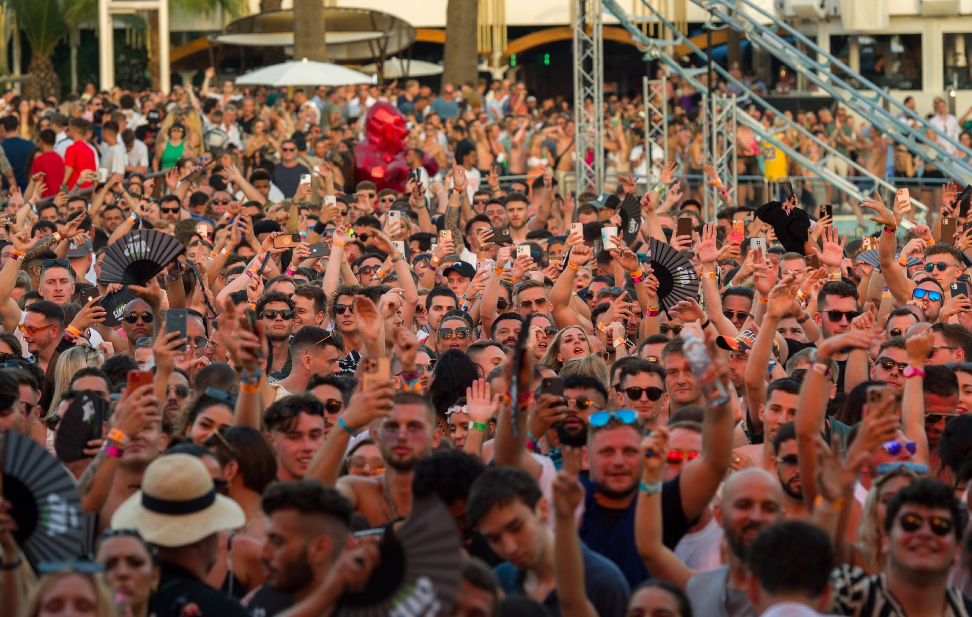 "Фінальны бос Ibiza" раскрывае ідэнтычнасць пасля таго, як Боб Крэт становіцца віруснай сенсацыяй