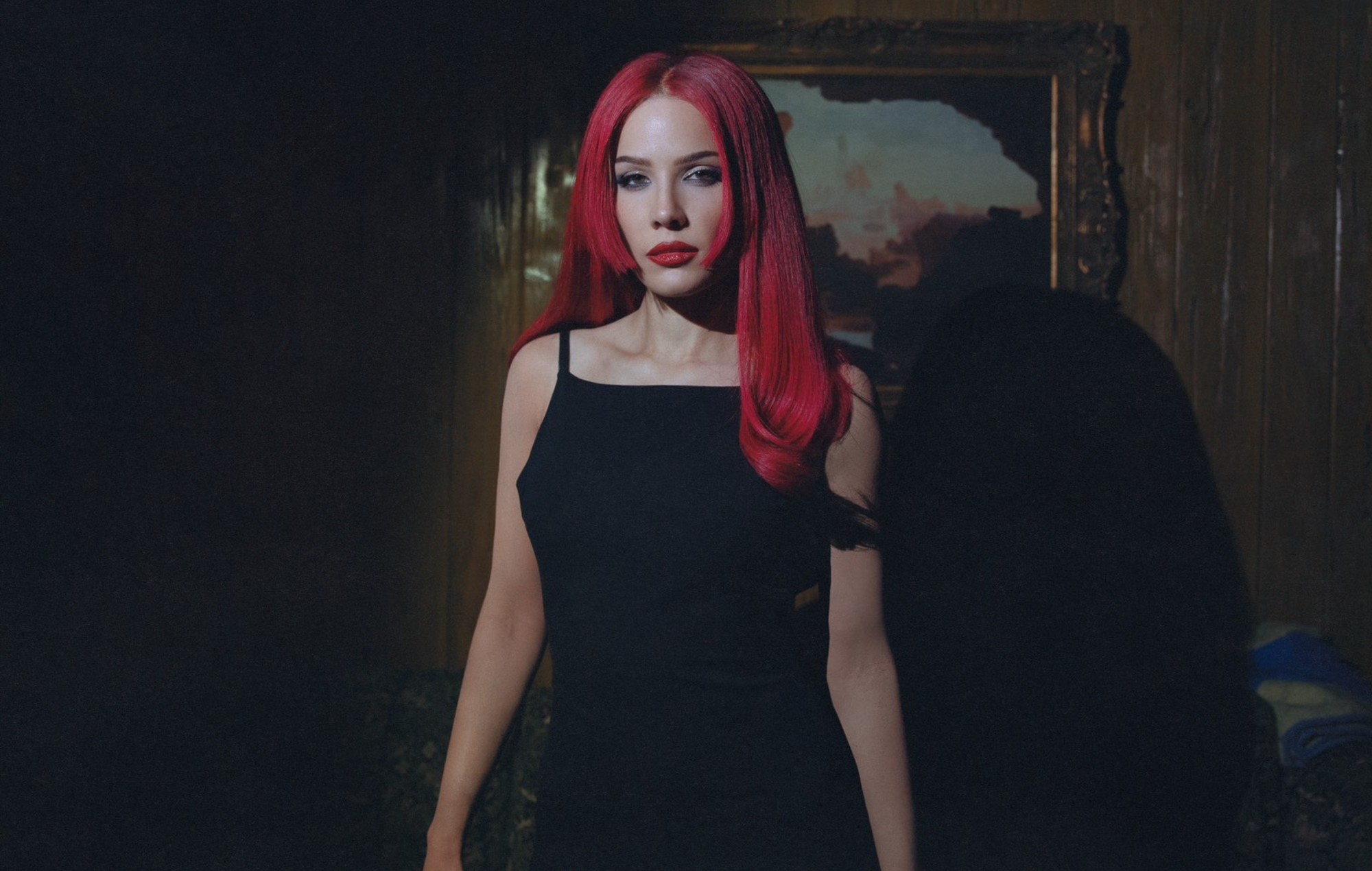 Хэлсі вяртаецца ў эпоху "Badlands" на 10 -годдзе з новым відэа для фанатаў "Drive" і "Бензін"
