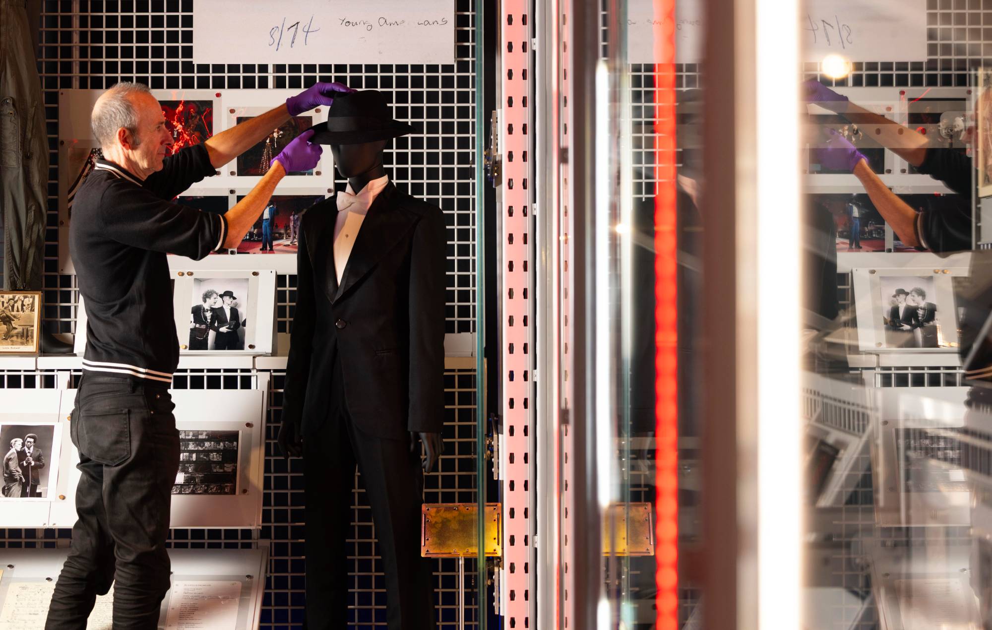 Тэхнік V&A наладжвае касцюм, які Боўі насіў на прэміі 