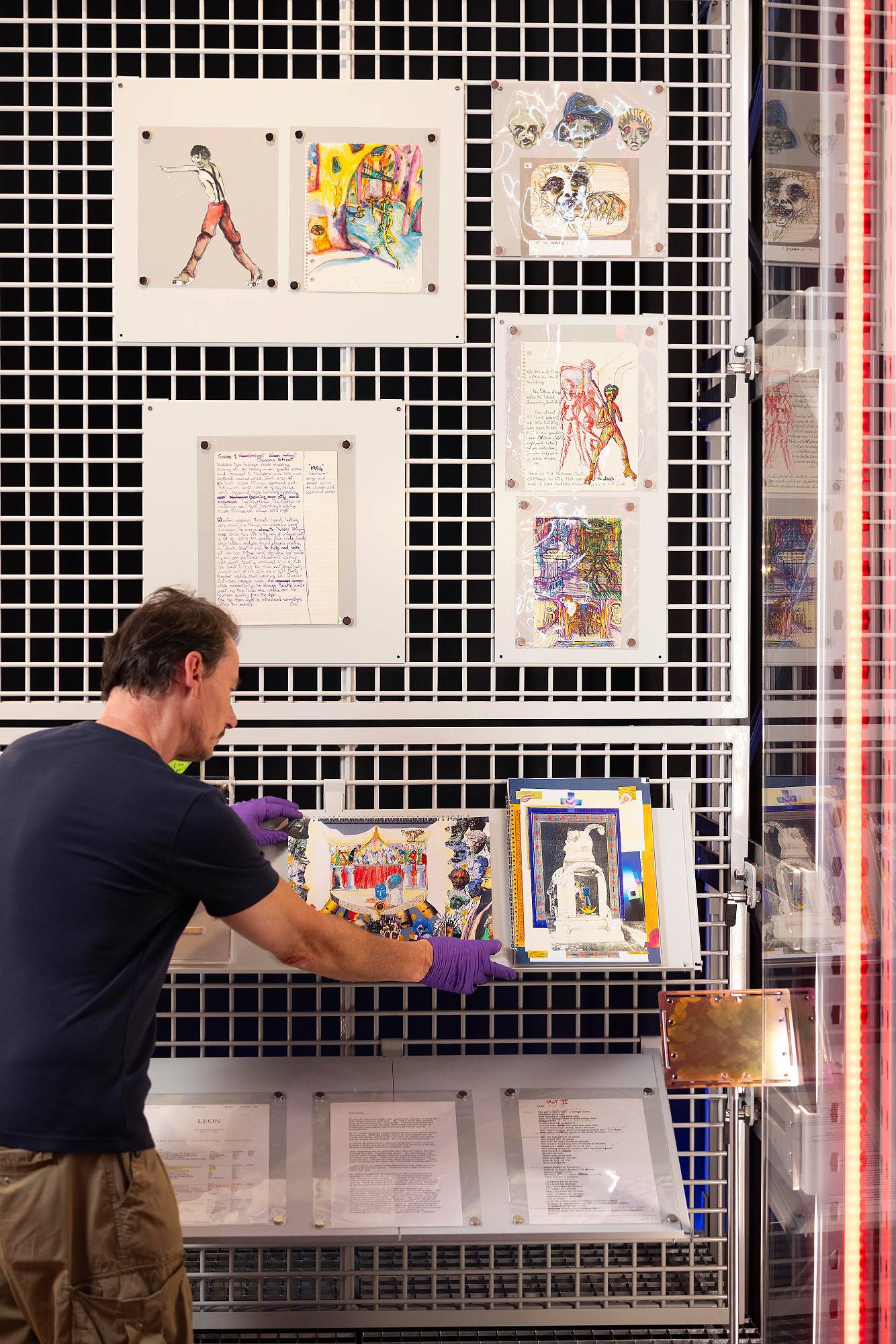 Тэхнік V&A прымяняе дапрацоўку да дэманстрацыі 