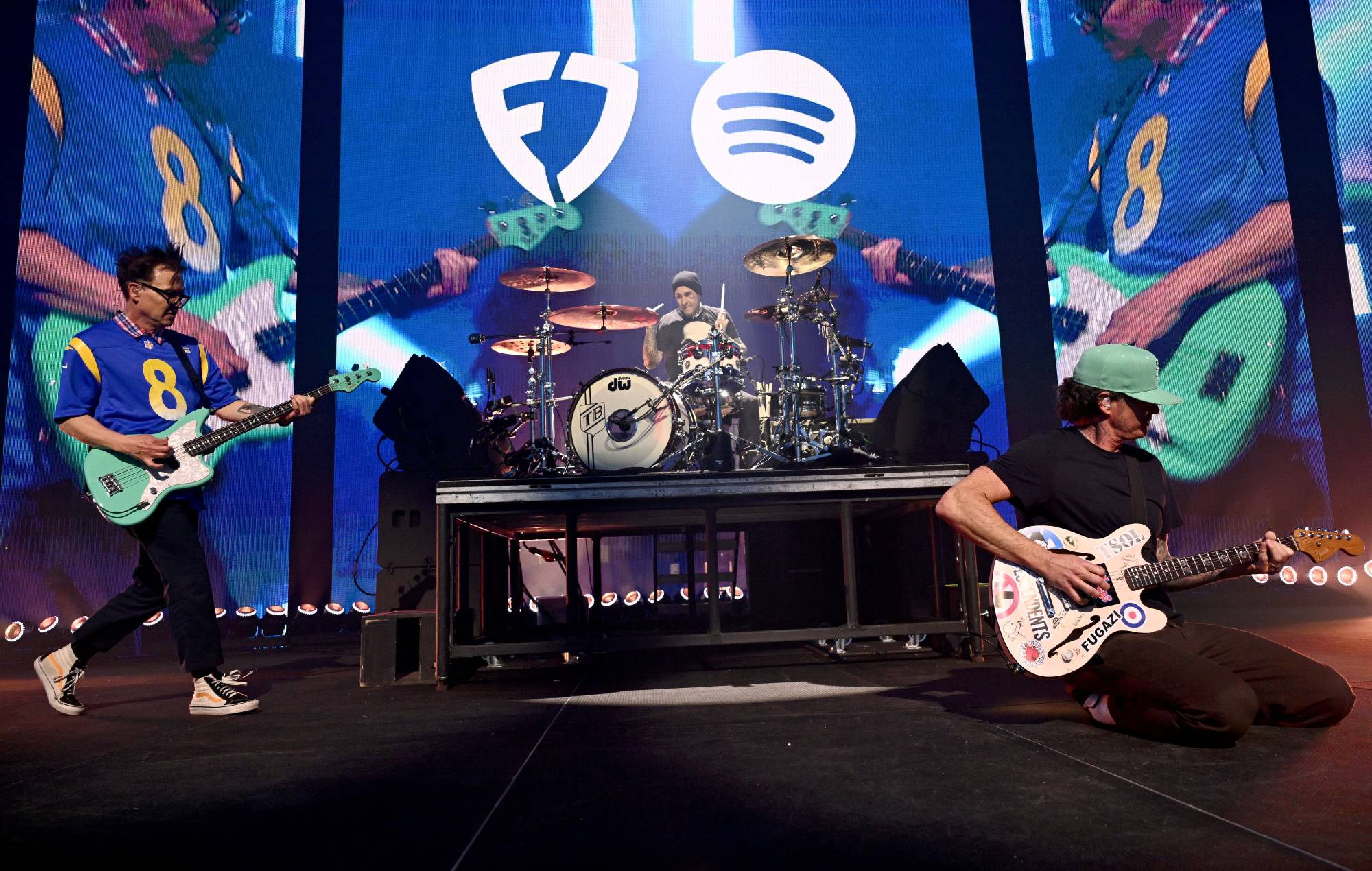 Blink-182 далучыўся да Стывена Эгертана нашчадкаў і ўз'яднацца з Мэт-Скібам "Шчолачны трыа" на Riot Fest 2025