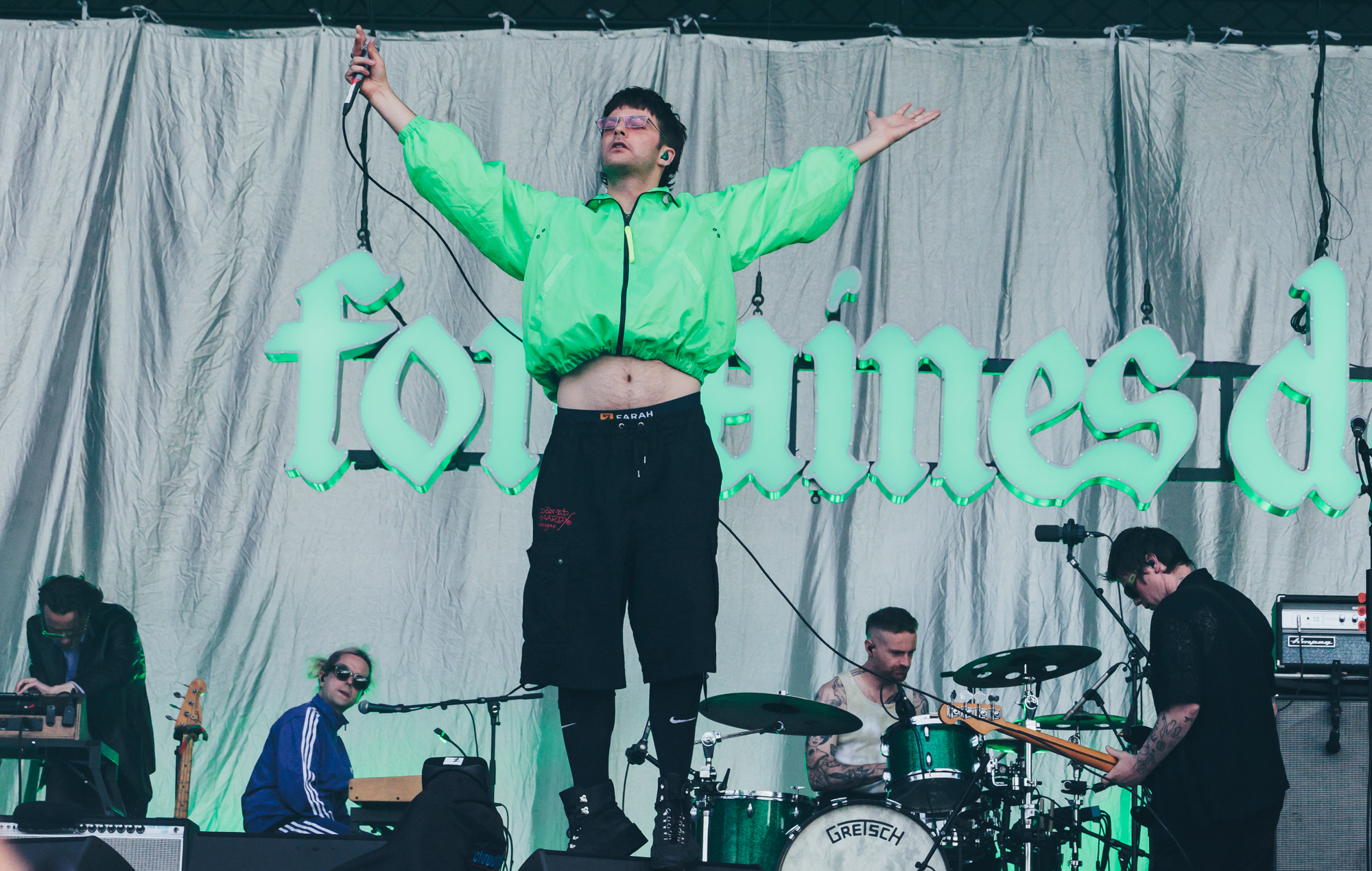 Fontaines DC End "Рамантычная" эпоха з жудасным, драматычным жывым відэа для "Жадання"
