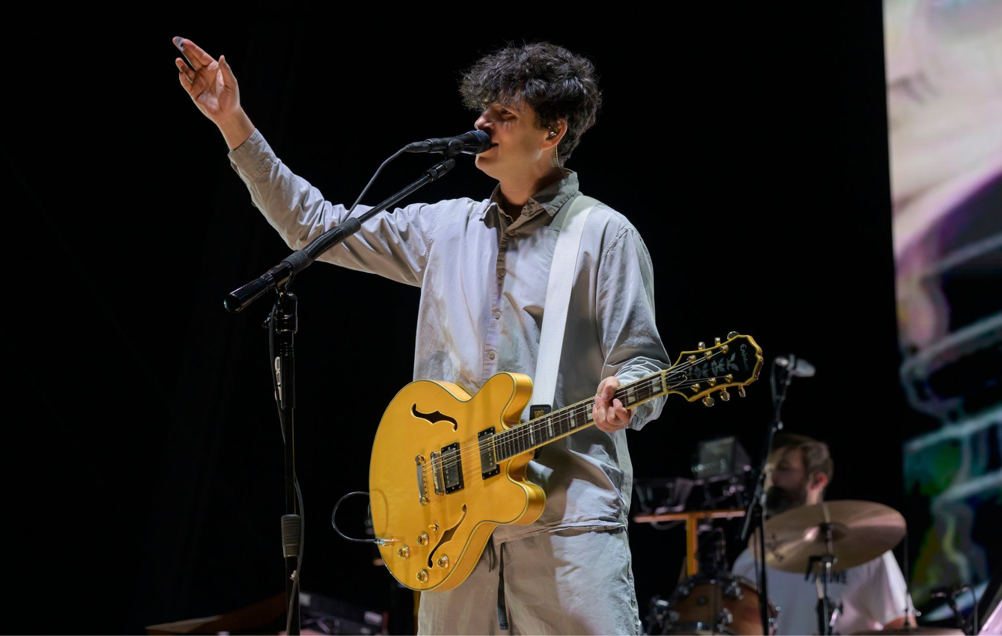 Глядзіце, як High School Band Ezra Koenig складана ўз'яднацца на выходных вампірах