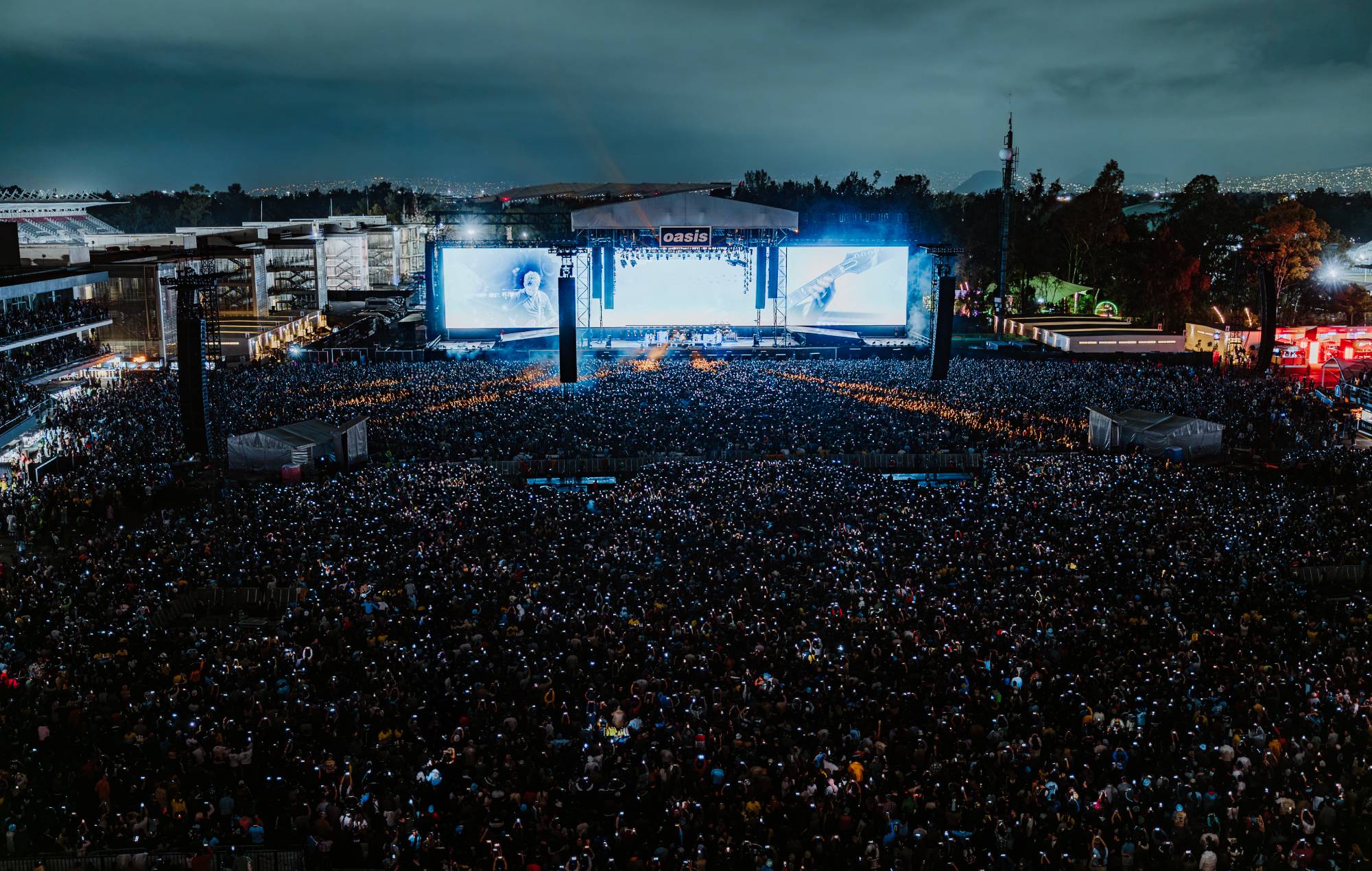 Глядзіце, як Oasis вядзе 65 000 прыхільнікаў праз Познан і Ліам Галлахер Дон Сомбрэра, як жывы тур па ўз'яднанні 25