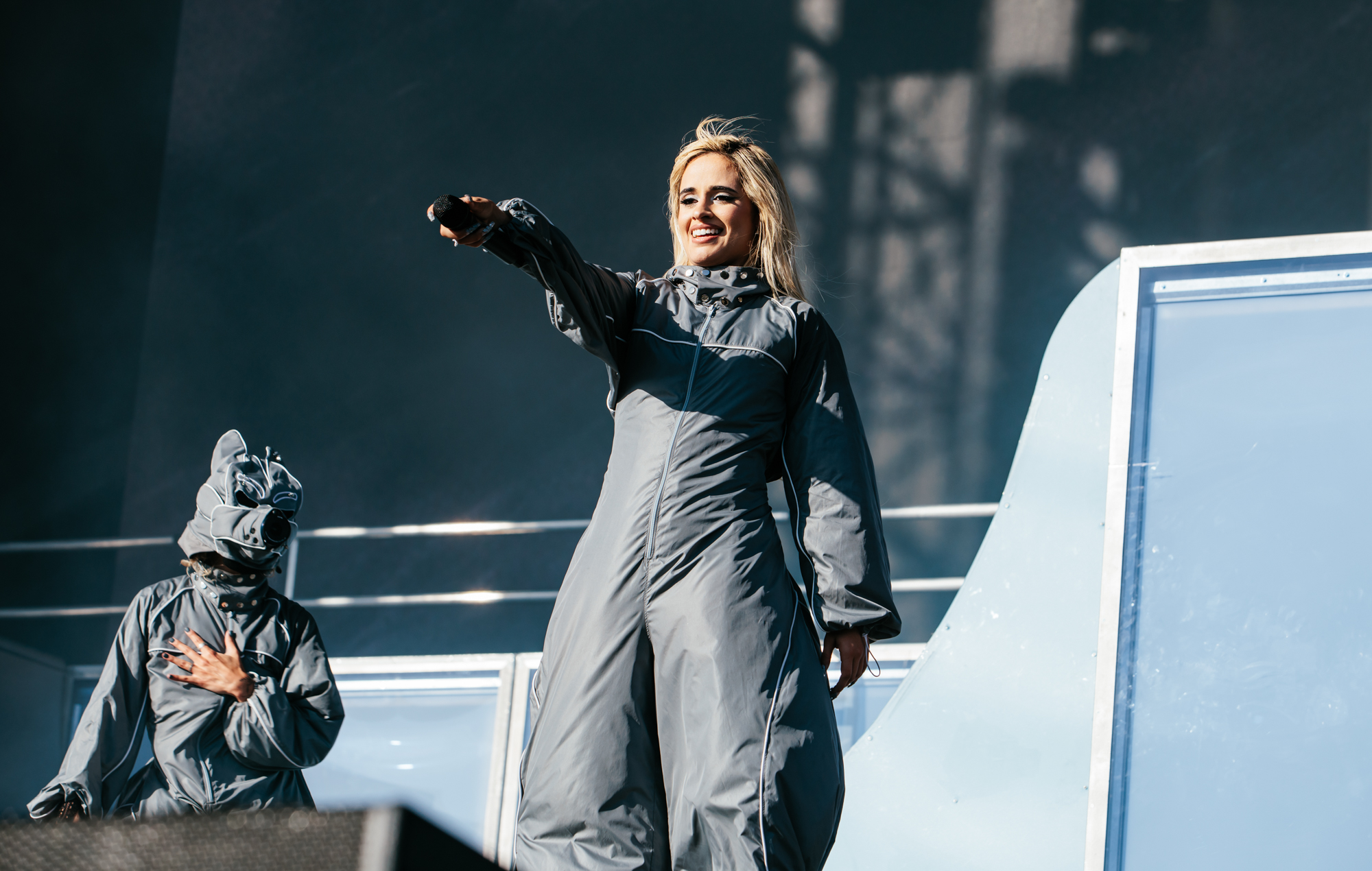 Каміла Кабела спявае на вяселлі прыхільніка, якога яна сустрэла ў бары гатэля напярэдадні вечарам