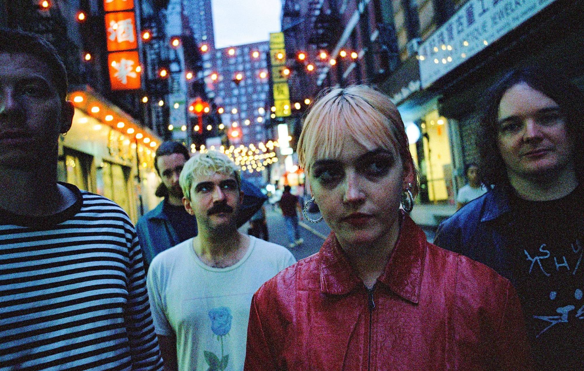 адбельваючы счарнелае неба цудоўным шумам