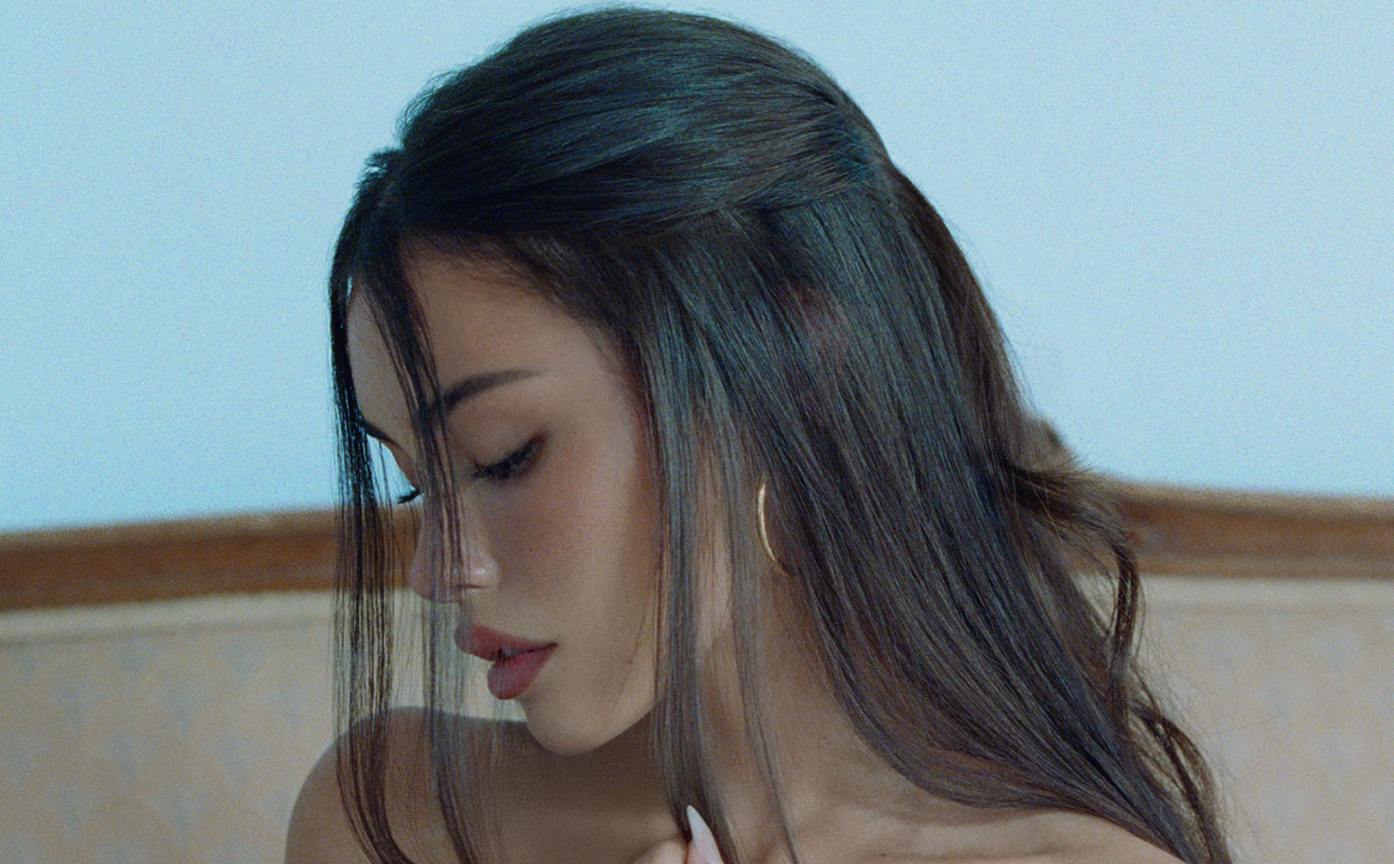 Madison Beer анансуе новы альбом "Locket" і дзеліцца відэа на "Bittersweet" з Шонам Каўфманам з "The Summer I Turned Pretty"