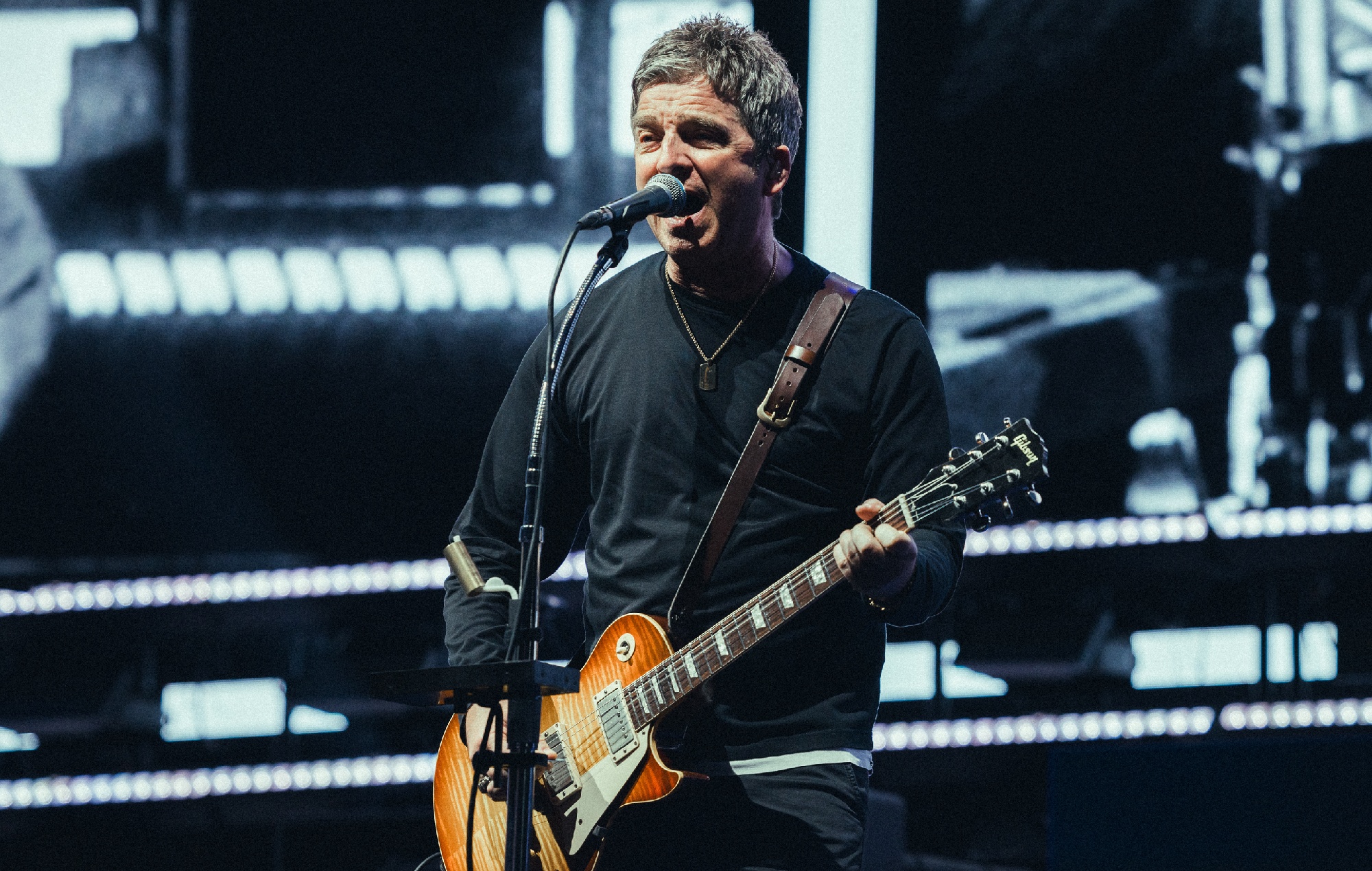 Oasis і The Guitarwrist аб'яднаюць, каб прадаць ювелірныя ўпрыгажэнні для гітарных радкоў для падлеткавага ракавага даверу