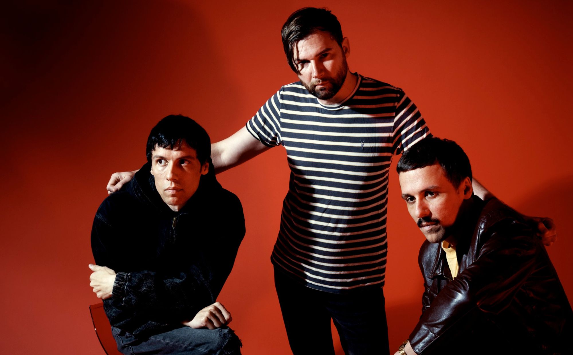 The Cribs сутыкнуліся з "пашкоджаннем 2000-х" у новым сінгле "A Point Too Hard To Make" і анансуюць вялікі канцэрт на плошчы тысячагоддзя ў Лідсе ў 2026 годзе