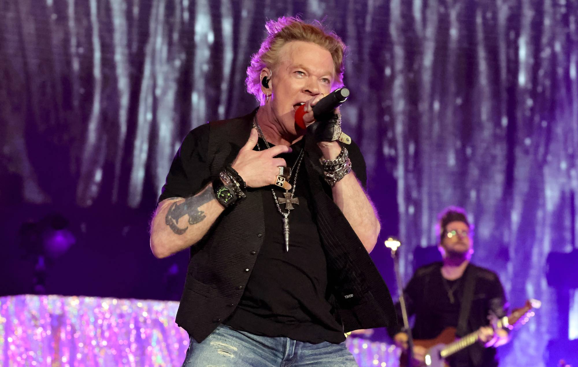 Глядзіце, як Эксл Роўз кідае мікрафон у новы барабаншчык Guns N' Roses, перш чым вырвацца са сцэны ў Аргенціне