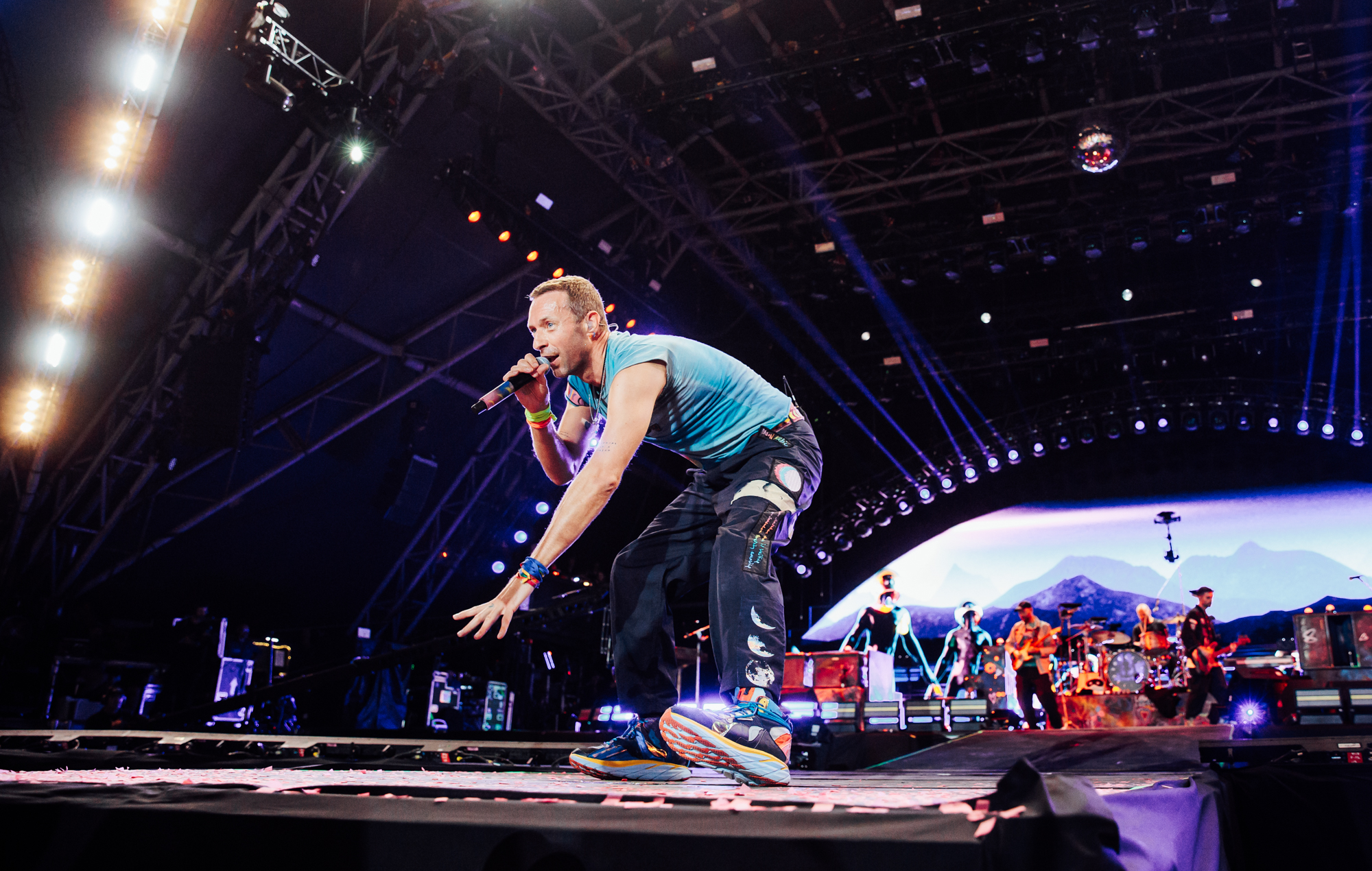 Coldplay выпусцілі "In-Between", кароткаметражны фільм, прысвечаны крызісу бежанцаў, на аснове песень з "Moon Music"
