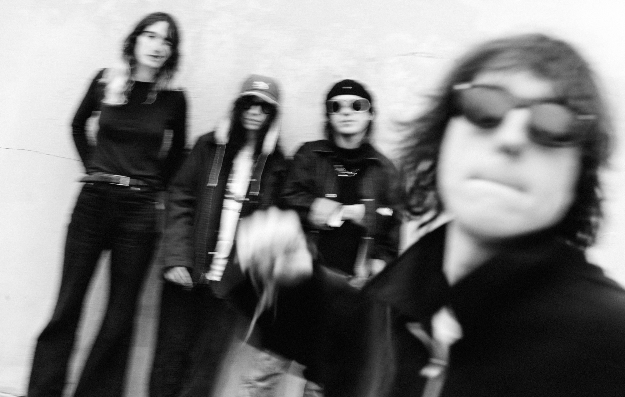 Глядзіце, як Geese граюць толькі кавер-версіі з кампазіцыямі The Stooges, Леанарда Коэна, Pink Floyd і спецыяльным наборам "Getting Killed" From The Basement