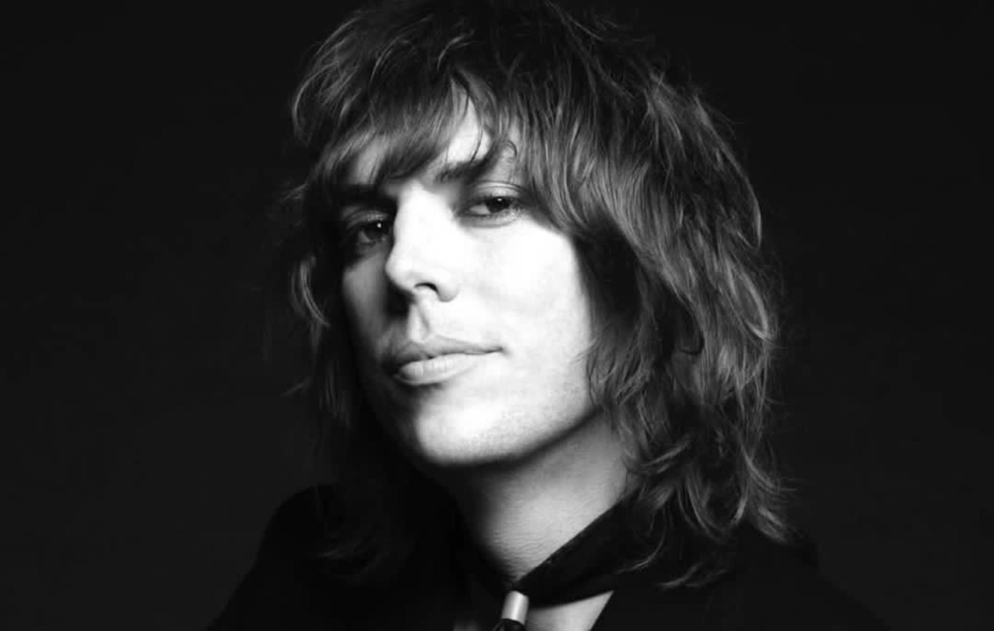 Паслухайце "распрануты" і тужлівы варыянт фронтмэна The Struts Люка Спіллера на "Merry Xmas Everybody" Слейда