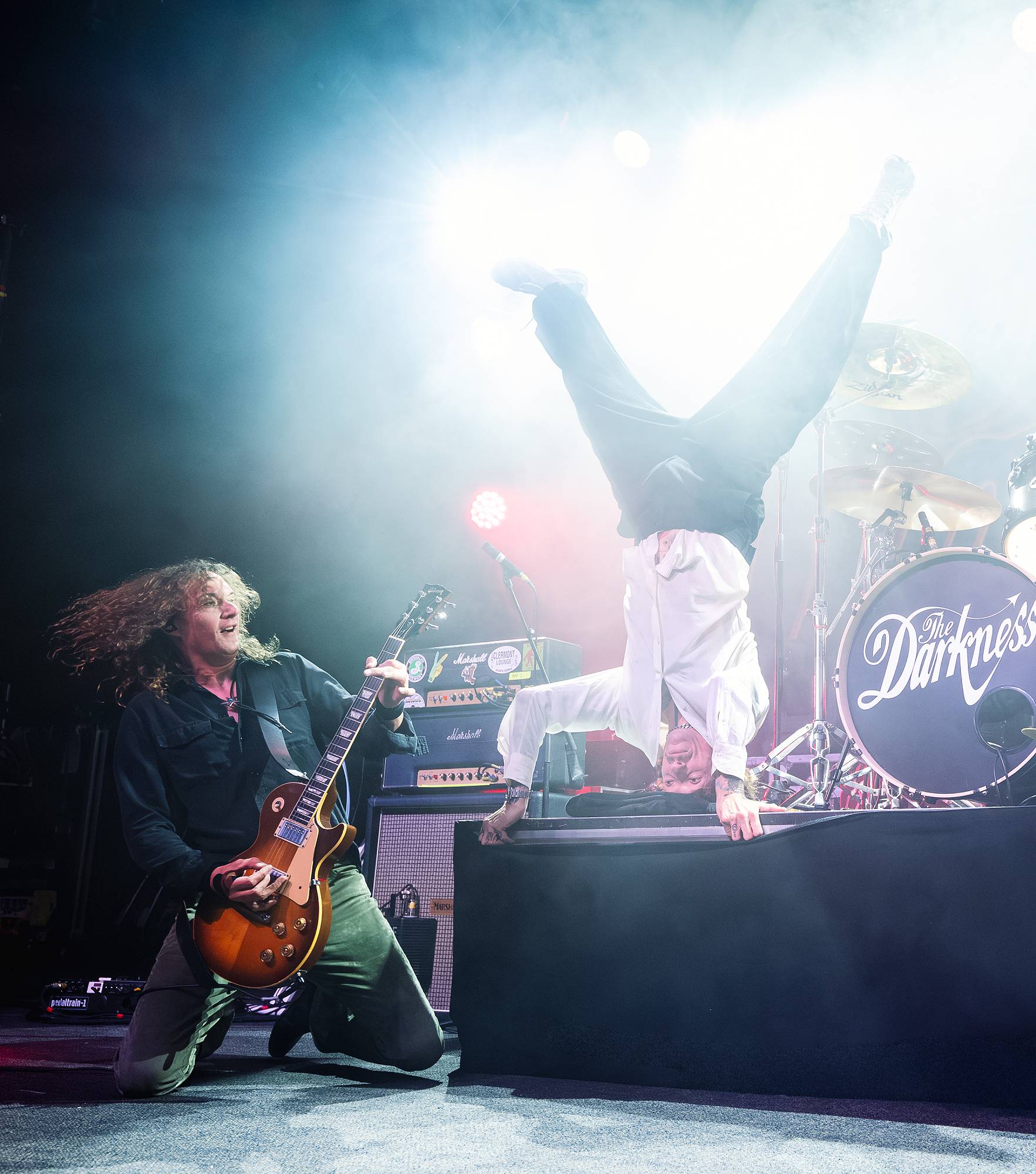 Дэн і Джасцін Хокінзы з The Darkness выступаюць у The Fillmore 13 лістапада 2025 г. у Сан-Францыска, Каліфорнія. (Фота Стыва Джэнінгса/Getty Images)