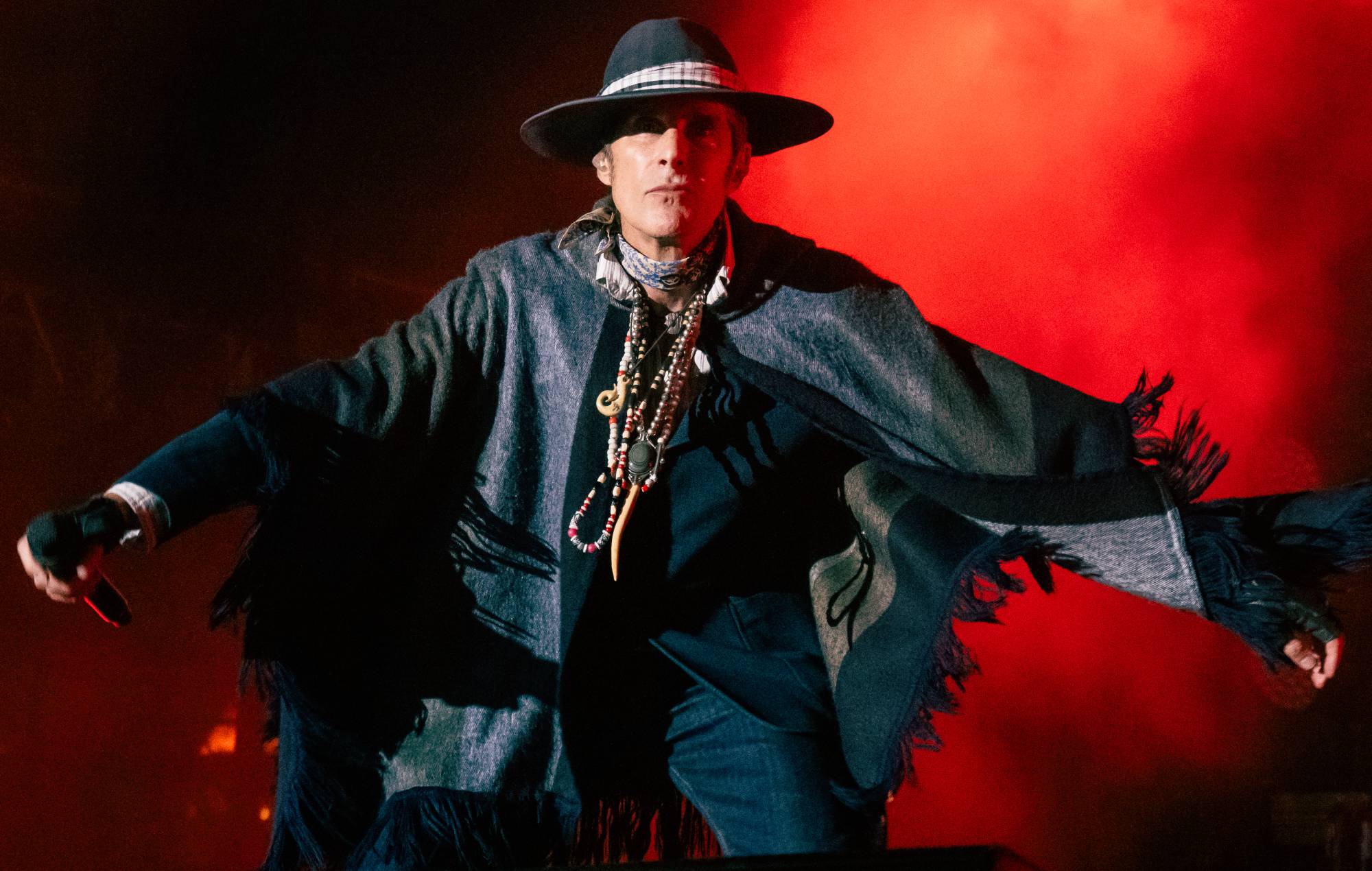 Jane's Addiction кажа, што яны "апошні раз сабраліся, каб вырашыць нашы рознагалоссі", а Пэры Фарэл прыносіць прабачэнні за сварку на сцэне ў Бостане