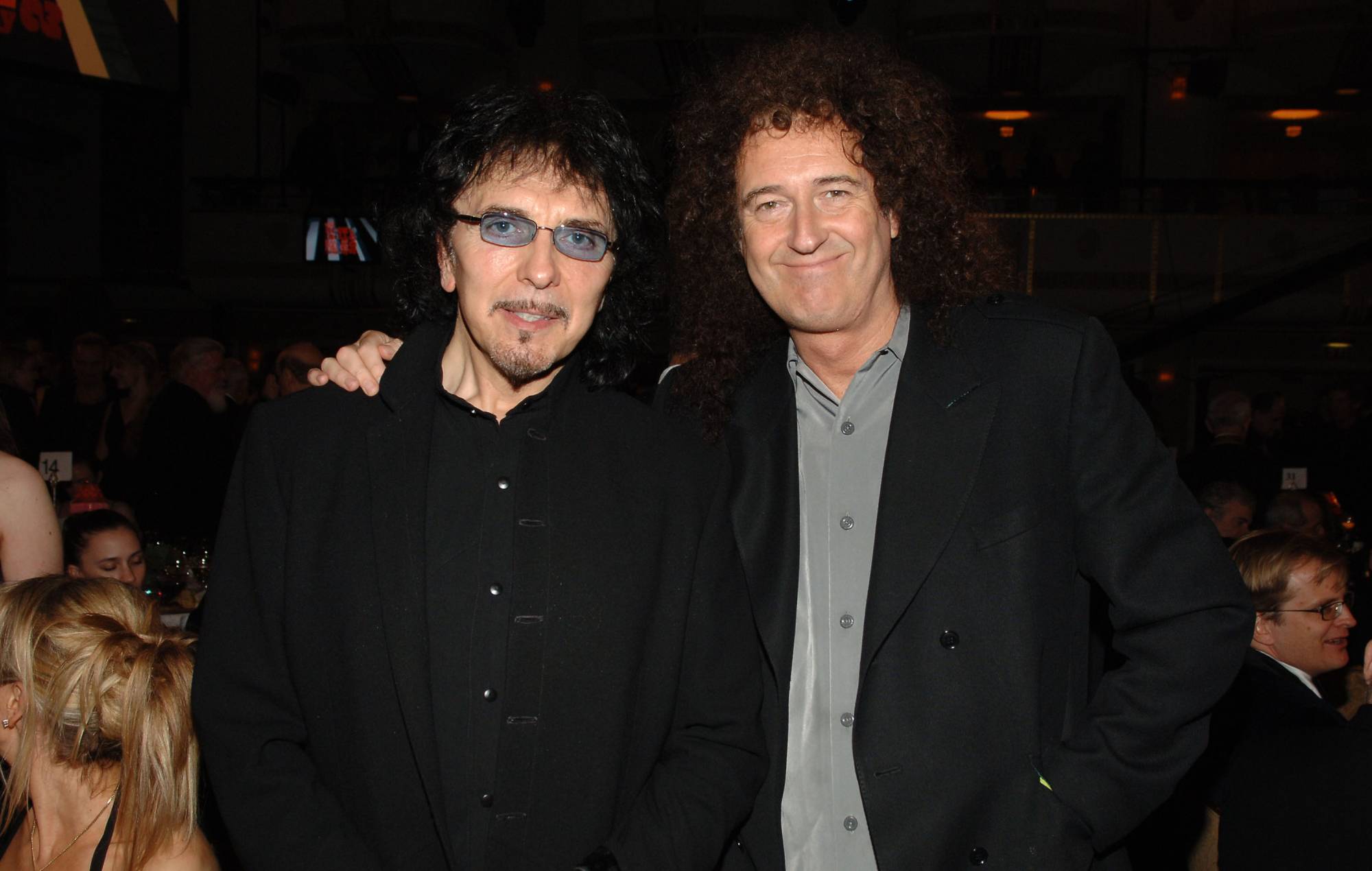 Браян Мэй з Queen падарыў Тоні Аёмі з Black Sabbath сваю версію копіі гітары Red Special для левай рукі