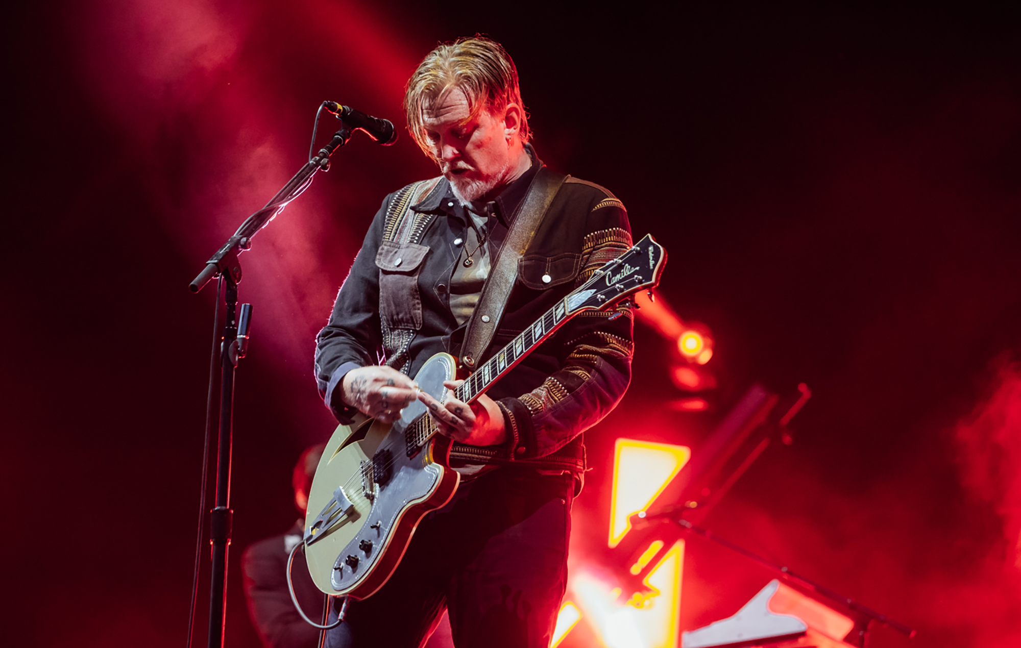 Глядзіце Queens Of The Stone Age «Alive In The Catacombs» і «Alive In Paris And Before» онлайн бясплатна
