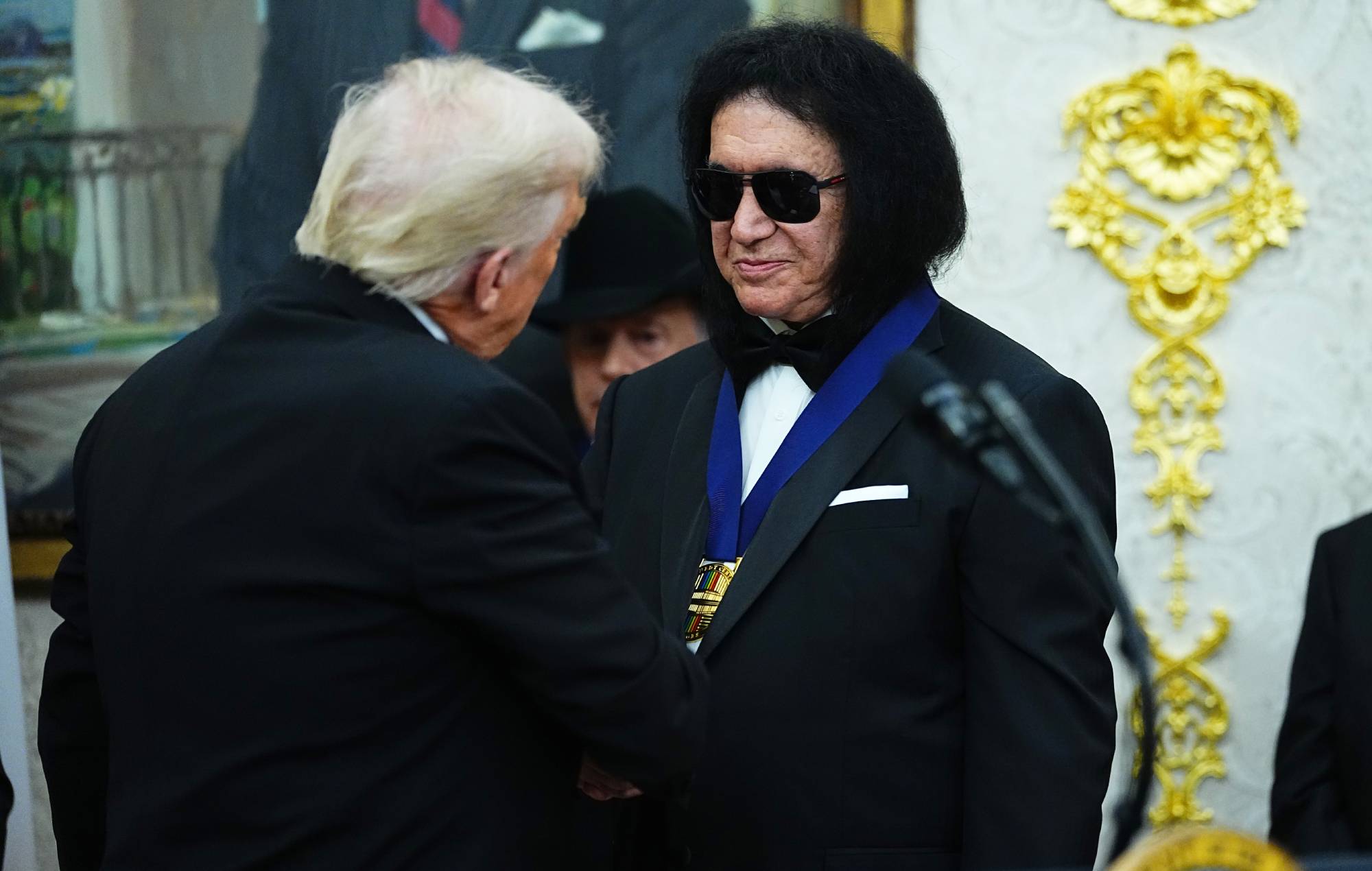 Глядзіце, як Трамп уручае KISS, Джорджу Стрэйту, Глорыі Гэйнар і іншым лаўрэатам Цэнтра Кенэдзі медалі ў Авальным кабінеце
