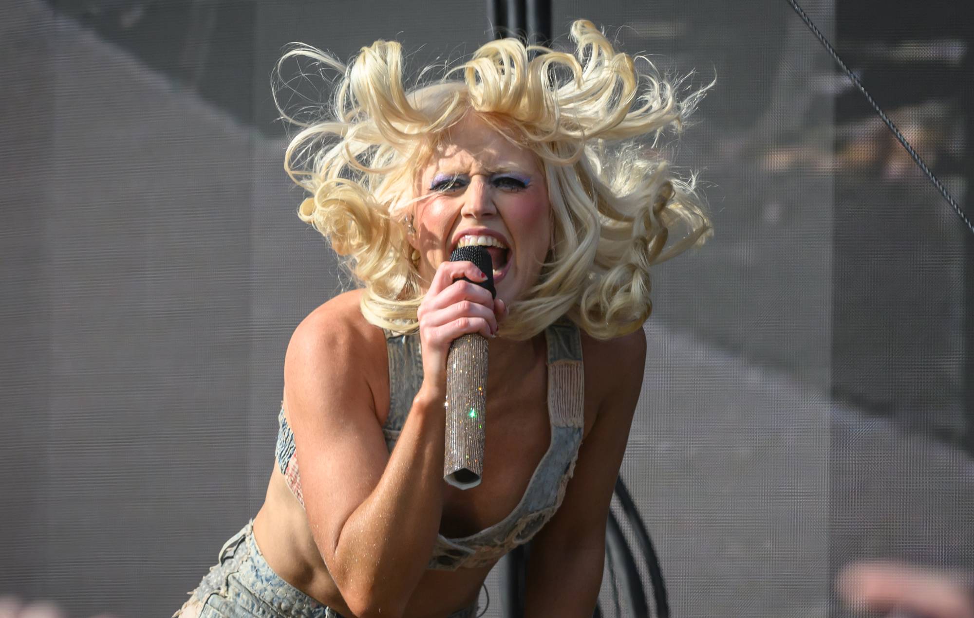 Эмі Луіза Тэйлар з Amyl and the Sniffers падала ў суд на амерыканскага фатографа за «эксплуатацыю яе выявы»