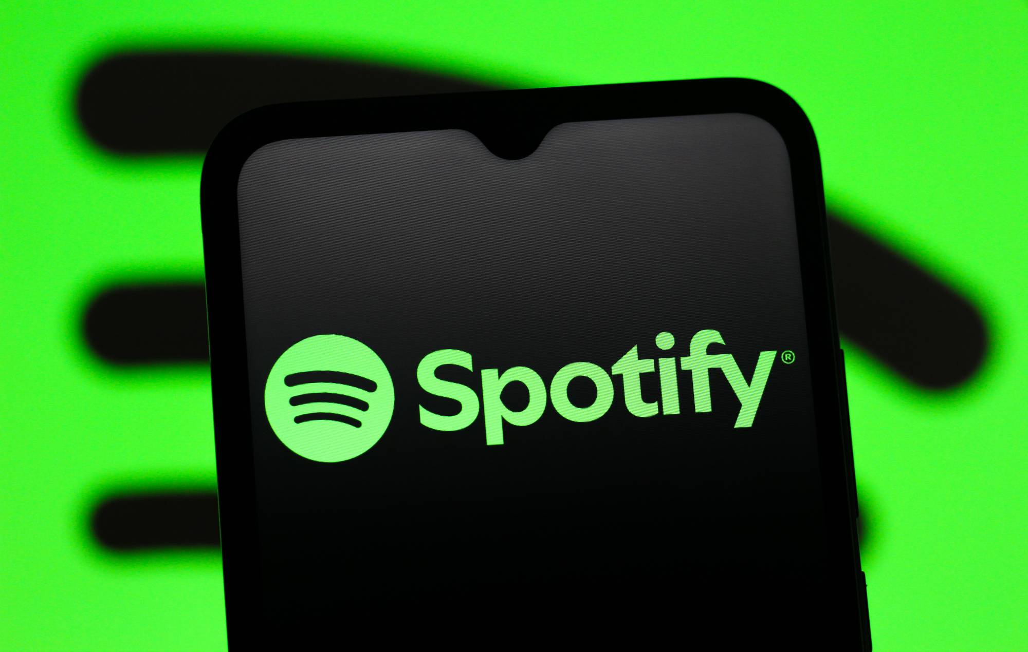 Гэты выканаўца са штучным інтэлектам мае тры песні ў вірусным топ-50 Spotify і ўжо падмануў Селену Гомес