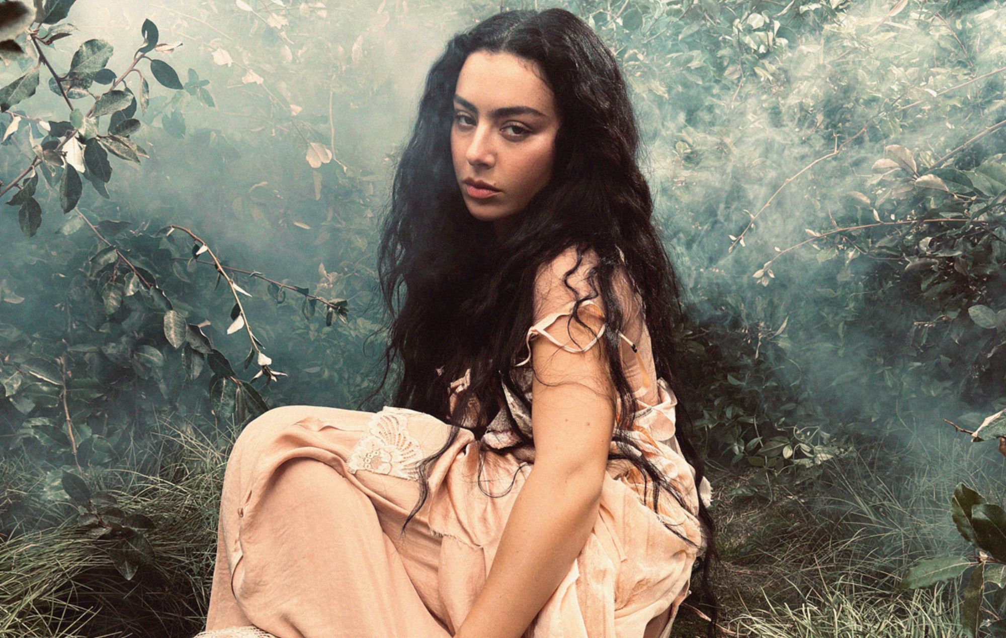 Слухайце захапляльны сінгл Charli XCX "Wall Of Sound"