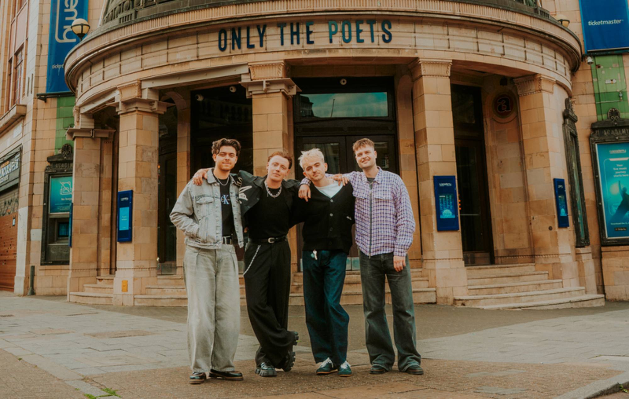 Толькі The Poets шукаюць саппорт-групу, каб далучыцца да іх на іх шоу Brixton Academy коштам 1 фунт