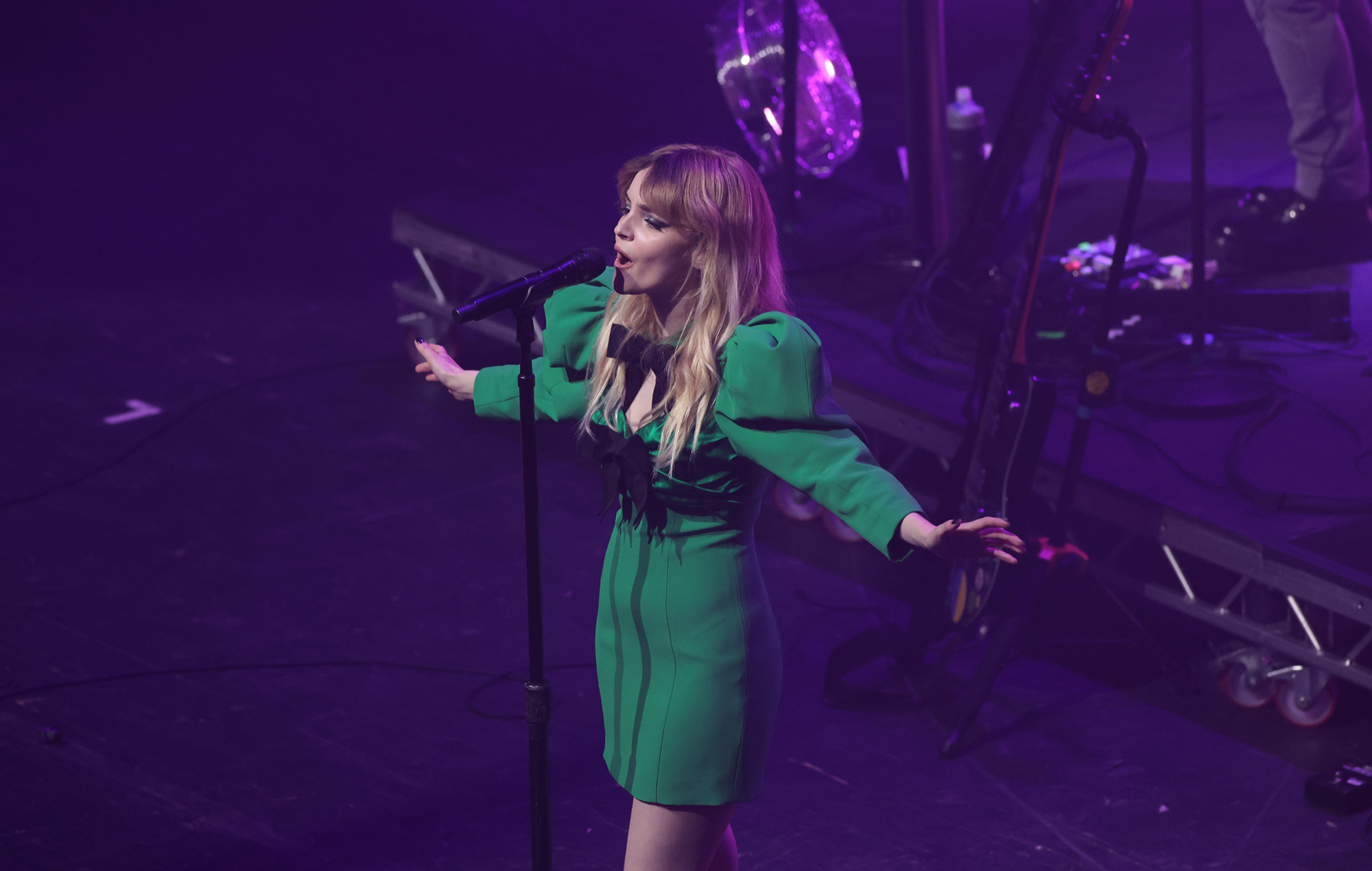 Chvrches кавер-версія "Such Great Heights" The Postal Service і "Addicted To Love" Роберта Палмера для саўндтрэка "Tell Me Lies"