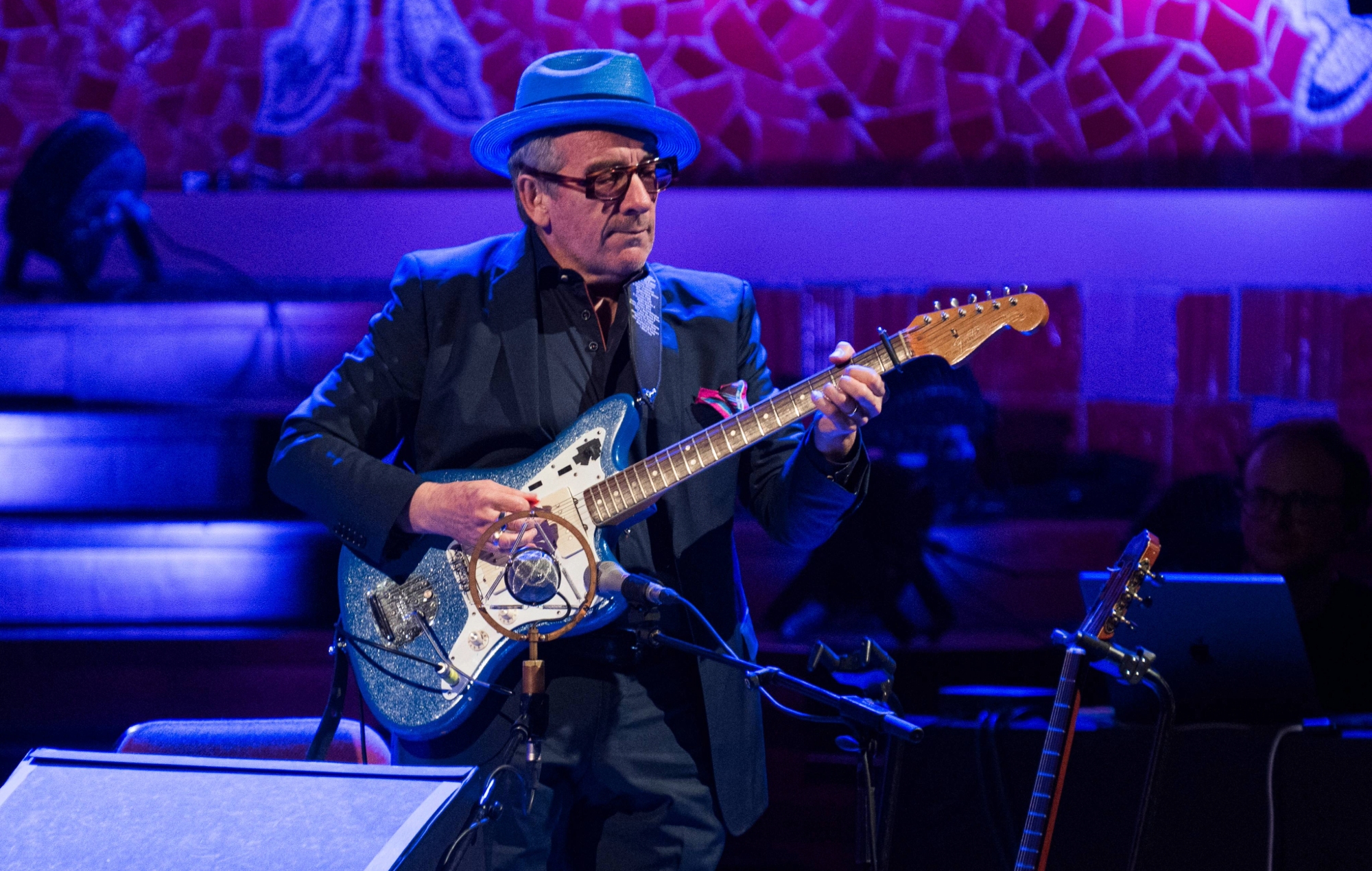 Elvis Costello & The Imposters з Чарлі Сэкстанам дадаюць больш дат у Вялікабрытанію і Еўропу ў тур з раннімі песнямі "Radio Soul" 2026 года