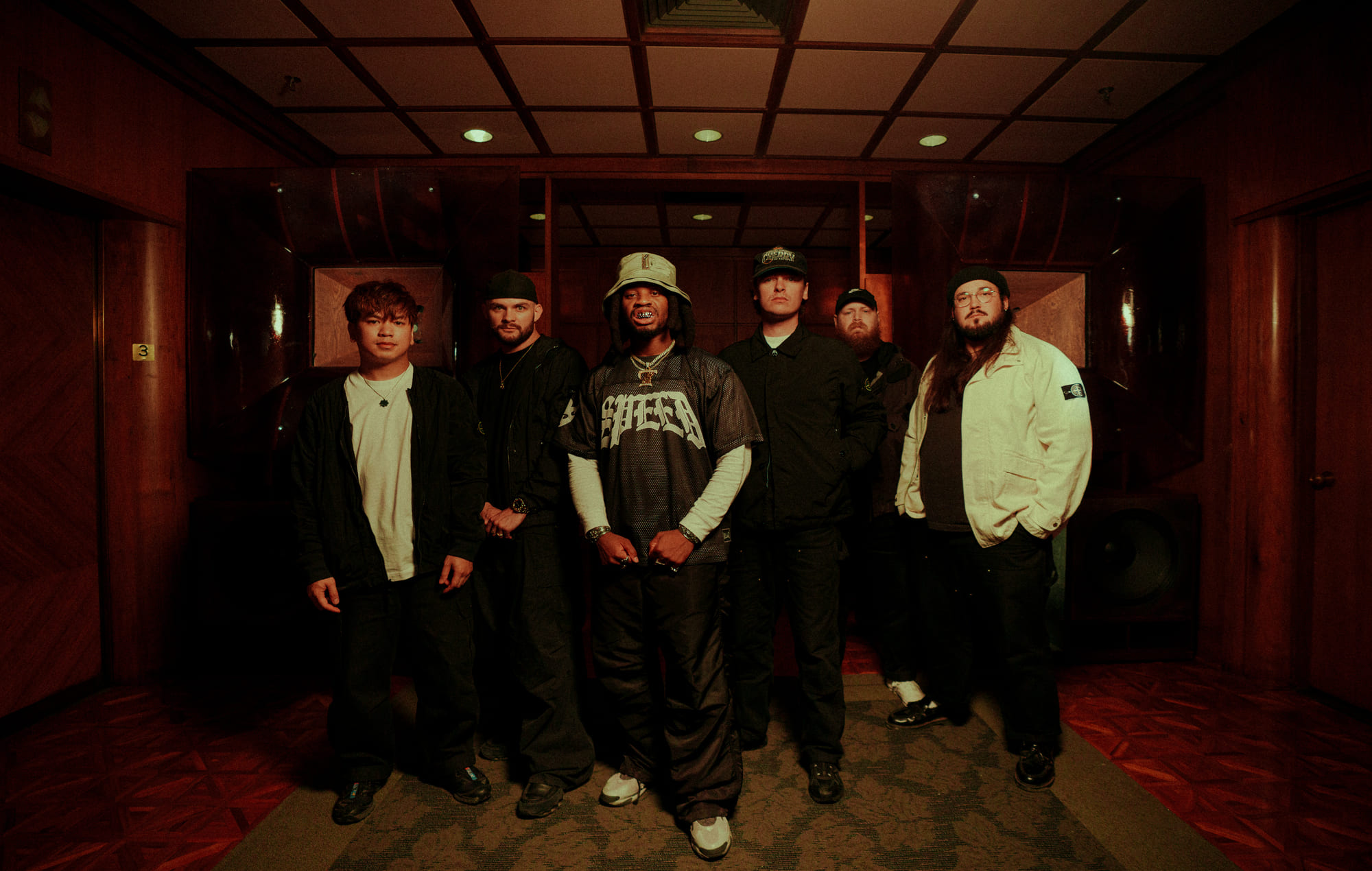Knocked Loose падзяліліся новым лютым сінглам "Hive Mind" з Дэнзелам Кары, "таму што ён гэта разумее"