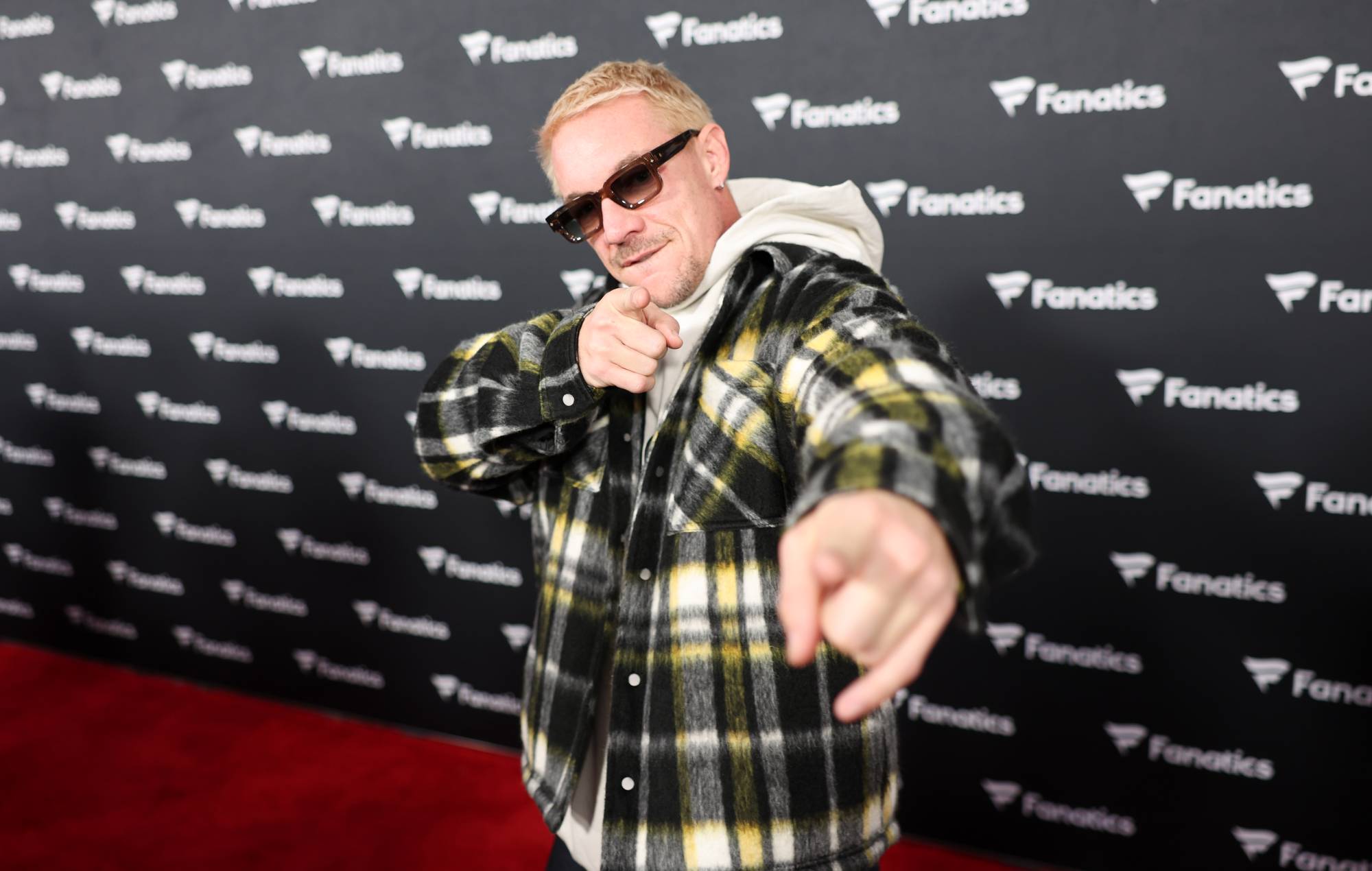 Вірусны кліп Diplo як аднаго з кустоў Super Bowl Bad Bunny, здаецца, створаны AI