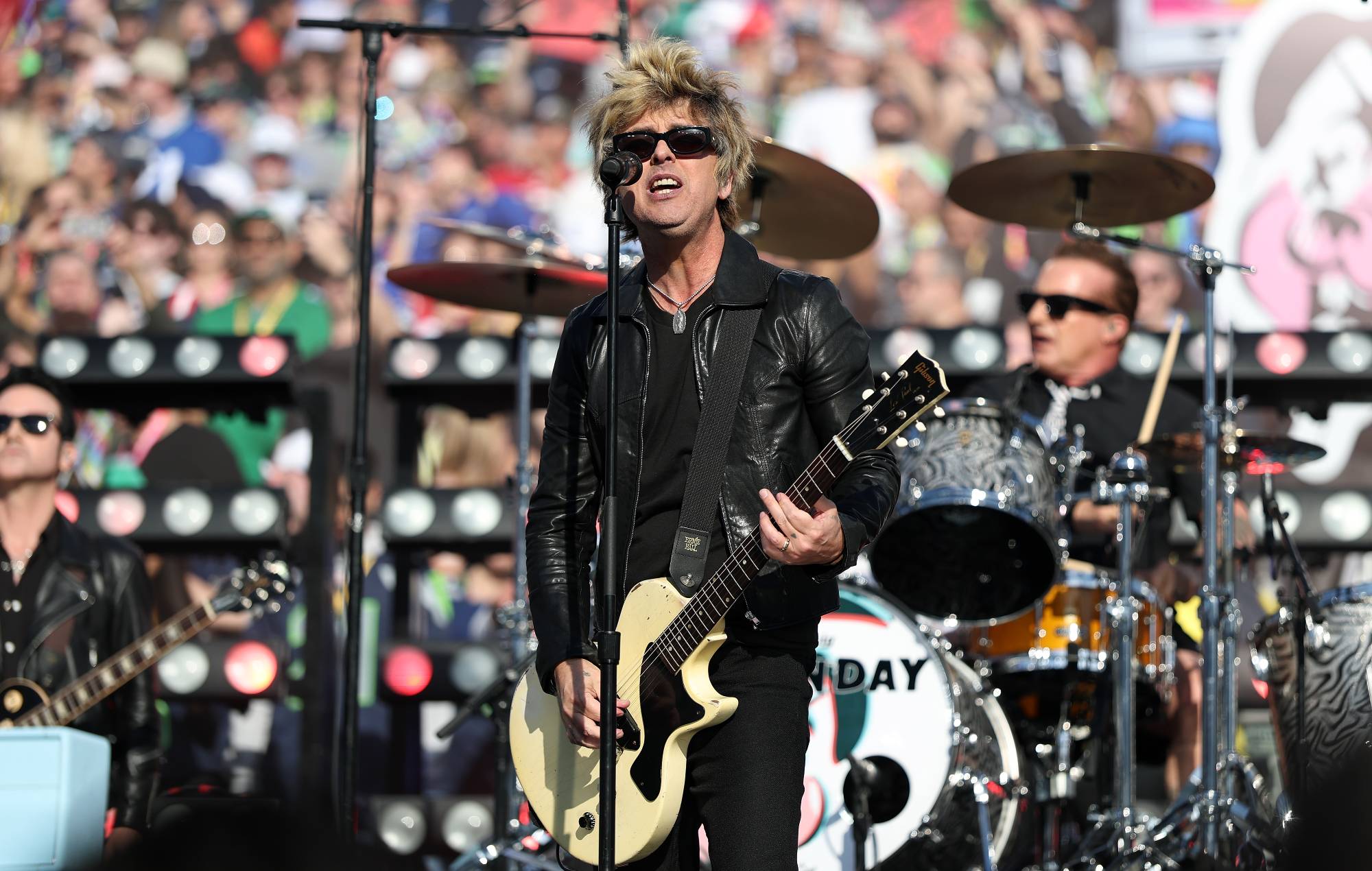 Глядзіце, як "Green Day" выконваюць зборнік класічных песень на цырымоніі адкрыцця Суперкубка