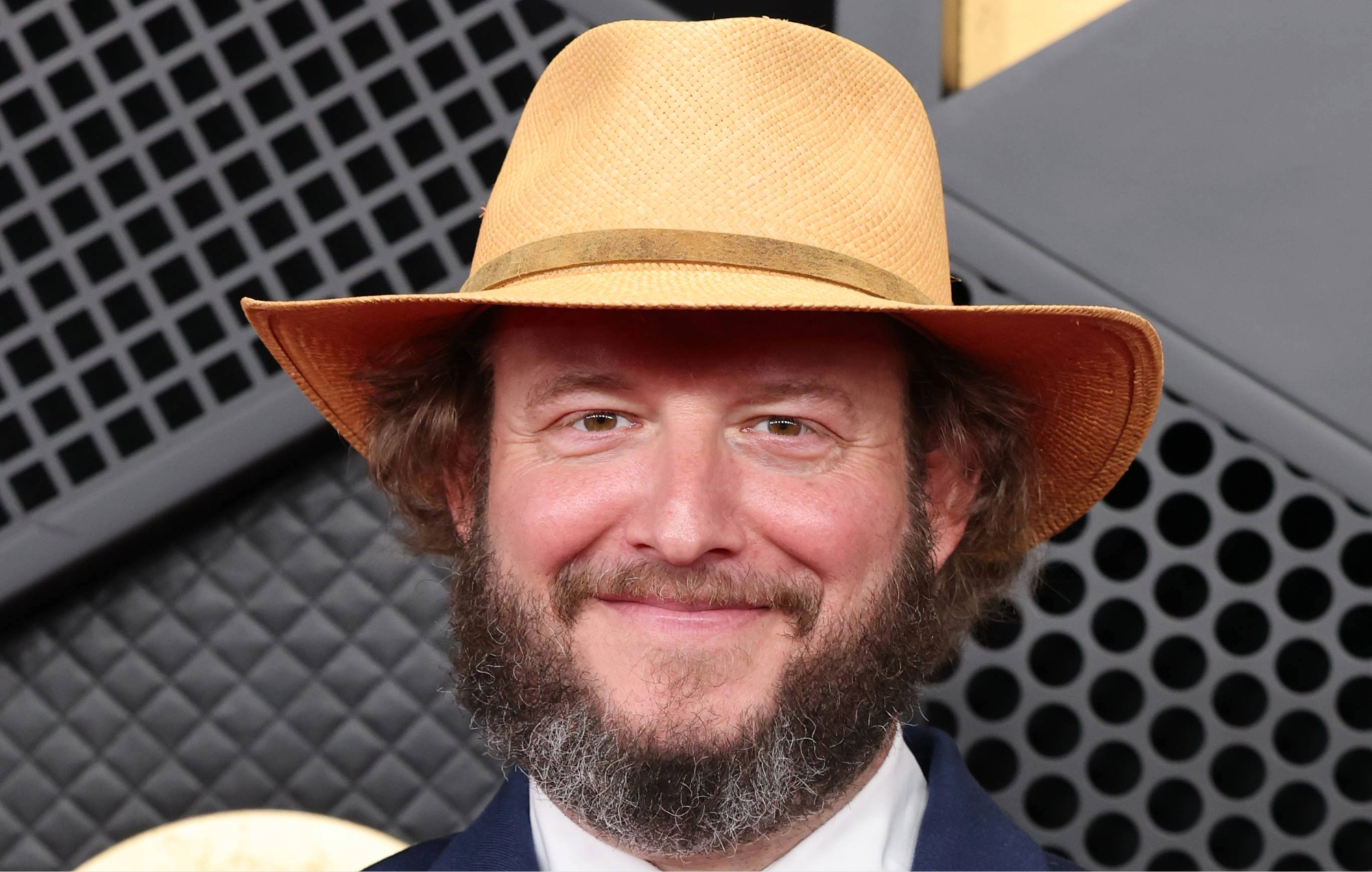 Джасцін Вернан з Bon Iver адказвае пасля таго, як Мегін Кэлі высмейвае яго свісток супраць ICE на Грэмі