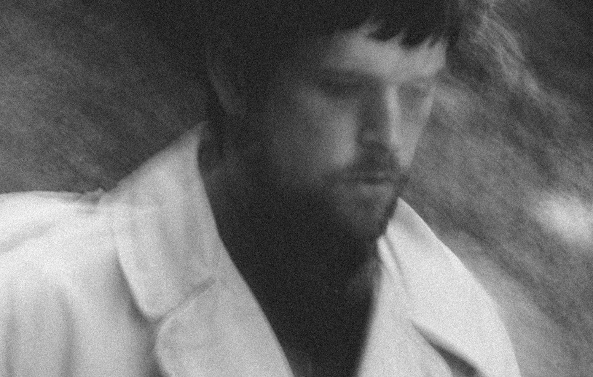 Джэймс Блэйк падзяліўся рамантычным вальсам "I Had A Dream She Took My Hand" і абвясціў пра тур па Паўночнай Амерыцы ў 2026 годзе