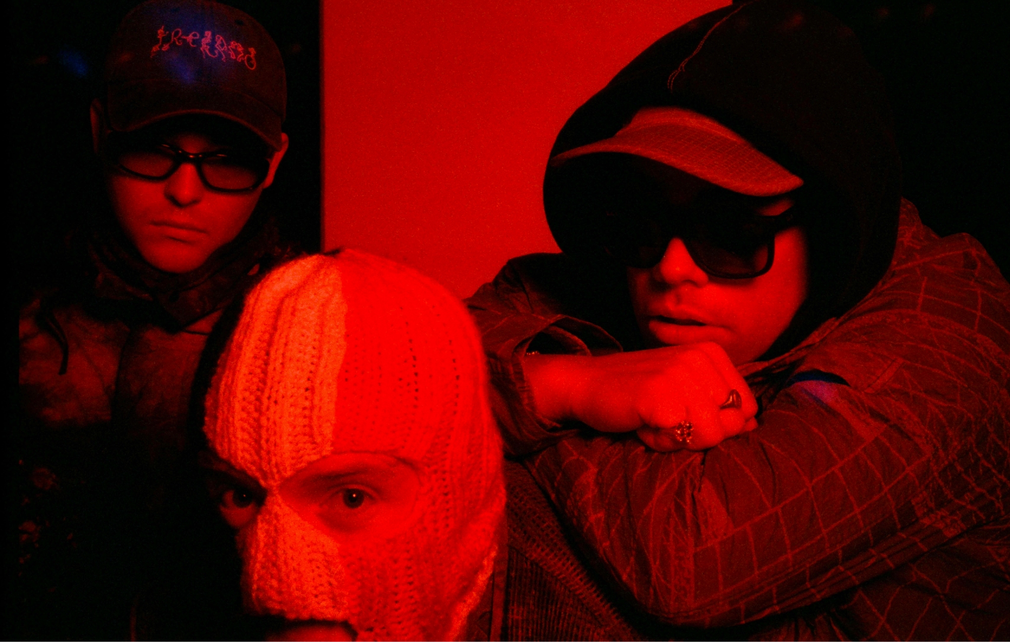 Накаленнік захоплівае "рэвалюцыйныя часы" на новым электрычным сінгле "Smugglers & Scholars"