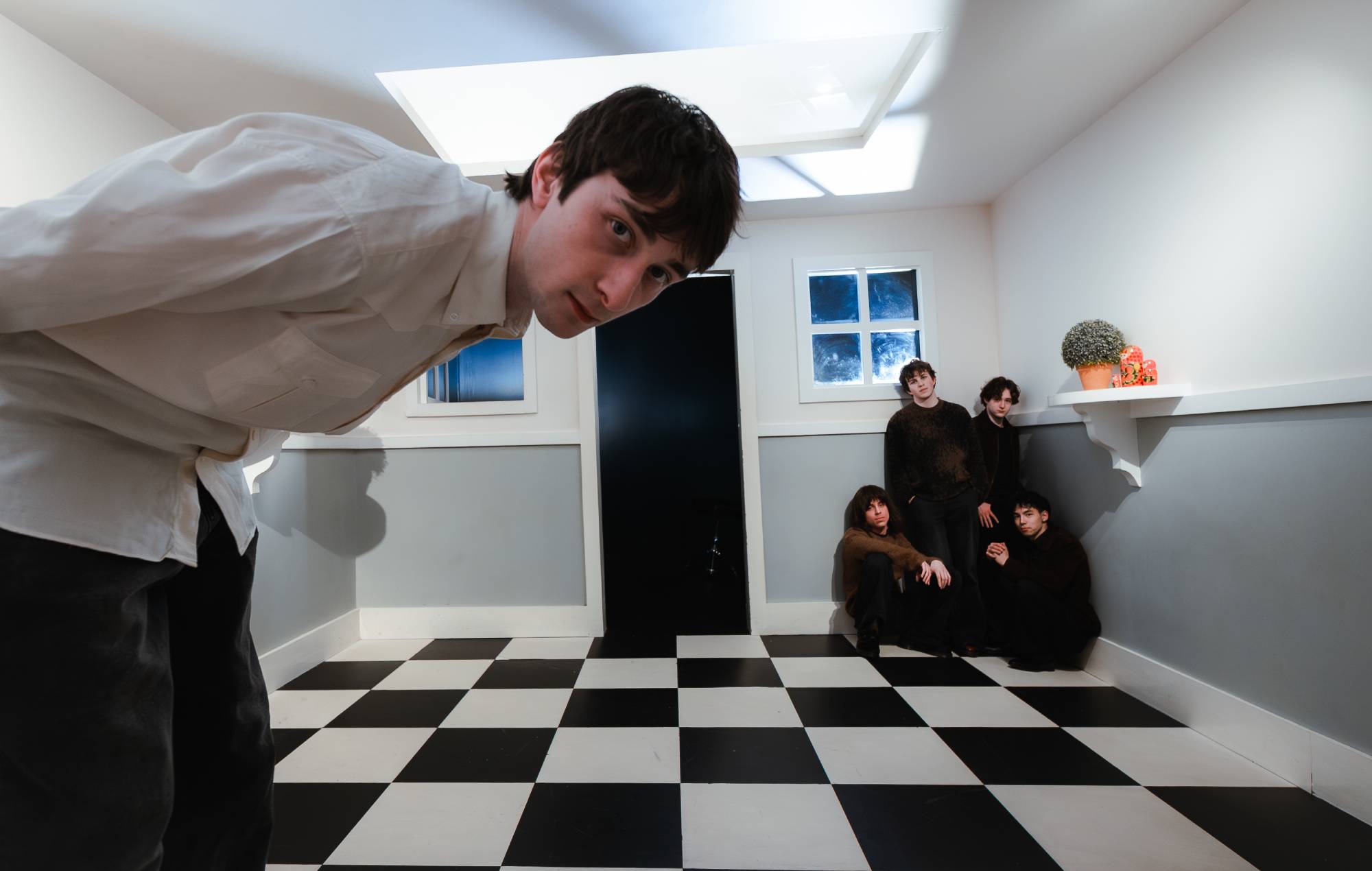 Новы сінгл "Something Real" The Guest List паказвае "свет, дзе тролі, каментарскія боты, алгарытмы і інфарматары вызначаюць грамадскае разуменне"